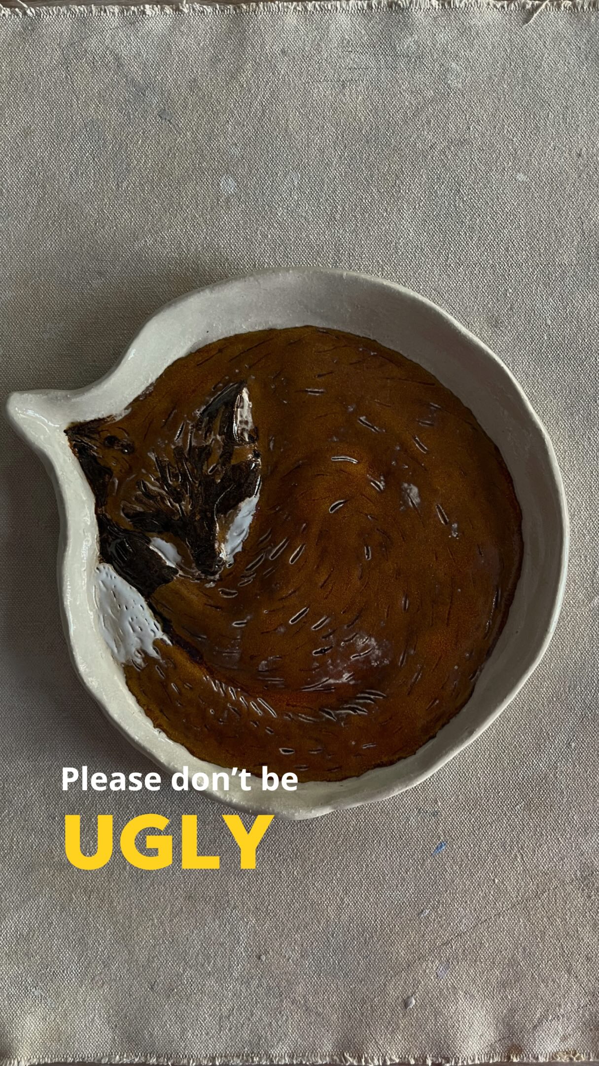 Wenn du die Glasur draufmachst und innerlich betest: Please don’t be ugly… 🧎♀️💀
Aber der Ofen-Gott hat geliefert! She is a 10/10 😍
Kaum zu glauben, aber diese wunderschöne Schale hat ein Teilnehmer in unserem Workshop komplett selbst getöpfert!
Und das Beste: Du kannst das auch (und vielleicht sogar noch schöner)! Schnapp dir deine Bestie und komm vorbei – keine Erfahrung nötig. 🥰🙌 🔗 Alle aktuellen Termine findest du über den Link in unserer Bio!