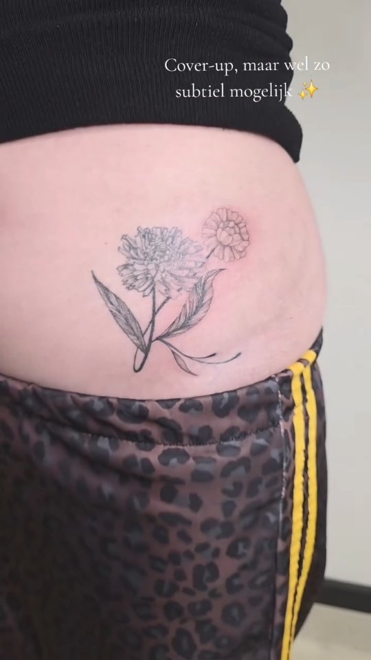 De ‘R’ moest verdwijnen, maar de rest moest mooi behouden blijven 🖤 Altijd leuk om een cover-up zo natuurlijk mogelijk in het ontwerp te verwerken.
#coveruptattoo
#finelinetattoo
#tattootransformation
#tattooartist
#tattoodesign