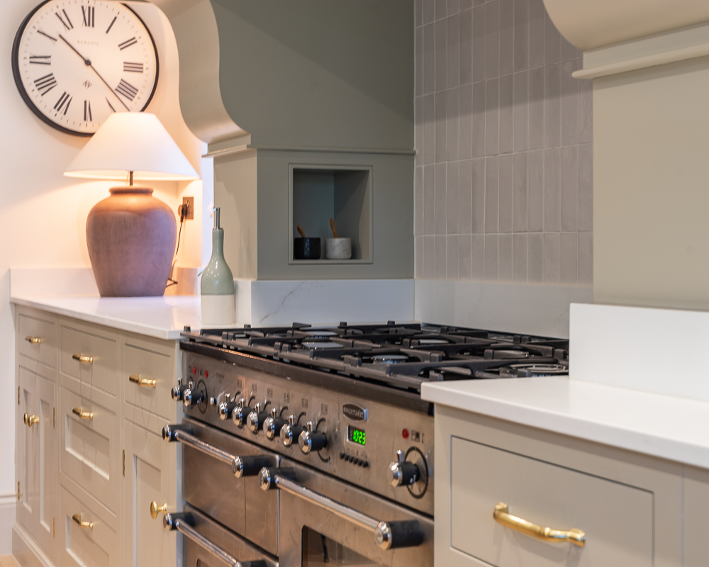 Can you see how the curved mantle detail softly extends into the outer side panel? Such a thoughtful way to turn what could’ve been just an edge into something architectural and the perfect backdrop for the classic clock. A detail that feels beautiful from every angle, where even the smallest transition becomes part of the story. #BespokeDesign #KitchenInspo #InteriorDesign #ModernLiving
