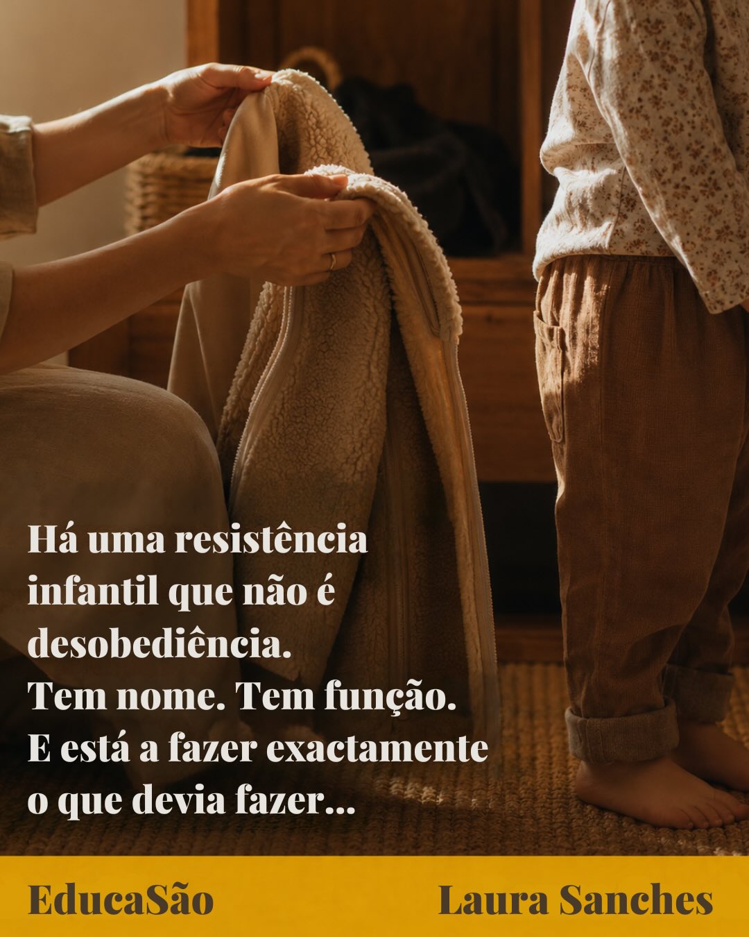 Há gestos quotidianos pequenos que carregam toda a teoria do desenvolvimento.
Uma criança veste o casaco com uma pessoa e não com a outra. Senta-se ao colo desta mas não daquela. Não está a escolher caprichosamente. Está a obedecer a um instinto antigo, descoberto há quase um século por Otto Rank, psicanalista vienense, e desenvolvido depois por Gordon Neufeld dentro da teoria do apego.
Otto Rank chamou-lhe contravontade. Neufeld percebeu o trabalho que faz.
É uma reação instintiva a qualquer tentativa de orientação que venha de fora do círculo de apego da criança. Um sistema de defesa que impede a criança de ser movida por adultos que, do ponto de vista do seu sistema nervoso, ainda não são “dela”.
Isto explica algo que muitos educadores observam no terreno e raramente conseguem nomear: a entrada de uma criança nova num grupo, a chegada de uma substituição, a passagem para a sala seguinte. Momentos em que tudo parece “regredir”. A criança que já se vestia sozinha já não se veste. A que cooperava resiste.
Não é regressão. É contravontade a fazer o seu trabalho, a recusar a orientação de um adulto que ainda não a recolheu como sua.
E há aqui uma armadilha que vimos repetir-se em sala após sala: quanto mais firmeza colocamos, mais a contravontade se intensifica. Insistir, aumentar o tom, retirar privilégios, tudo isto activa o instinto, em vez de o desactivar. Porque o problema nunca foi o pedido. Foi o pedido feito antes da relação.
A Pedagogia Waldorf e Pikler sempre souberam disto. A continuidade de cuidadores não é boa prática logística: é o que permite que cada gesto de orientação aconteça dentro de uma relação já consolidada. Apresentar antes de pedir. Lido à luz de Neufeld, infraestrutura de acolhimento.
E quando recolhemos primeiro? O que parecia teimosia desaparece, não porque a criança “obedeça mais”, mas porque o instinto que a levava a resistir já não está activado. Agora estamos, do ponto de vista do seu sistema nervoso, do mesmo lado.
Recolher antes de orientar. Pode parecer uma frase pequena. Reorganiza muita coisa.
Envia-nos CONTRAVONTADE em mensagem privada para receberes o artigo completo. 💛