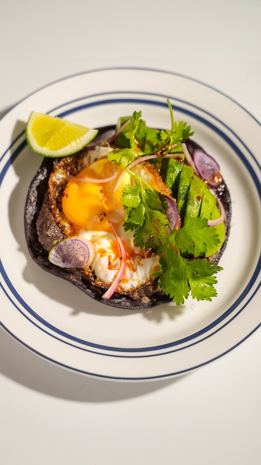 Life’s too short for boring breakfasts. Crisp tostada, black beans, fried egg, avocado, pickled shallots, chili oil.
🎥 Watch my full cook on YouTube 👉 evehappivore
📖 Full recipe 👉 happivore.substack.com
🔗 Links also in bio.
#breakfastideas #blackbeans #tostada #privatechef #happivore