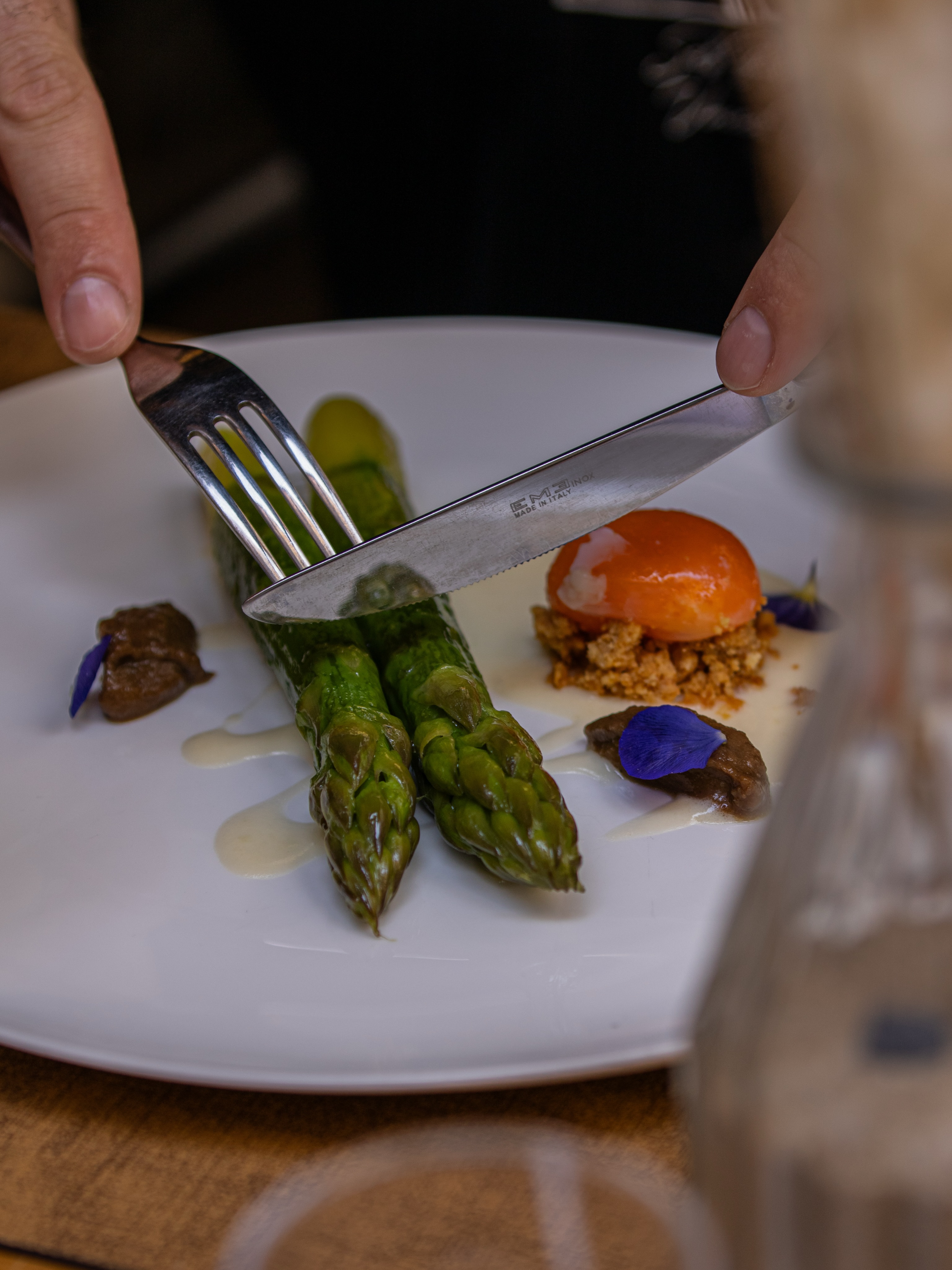 Des saveurs franches et équilibrées, où l’asperge rencontre la gourmandise d’un jaune d’œuf parfait et la subtilité de l’ail noir 🌱🧄
‣ Réservez votre table sur www.larazur.fr