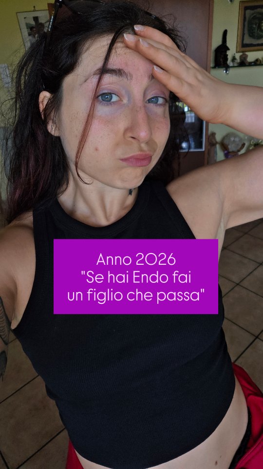 🫠𝑰𝒐 𝒔𝒕𝒂𝒏𝒄𝒂 𝒑𝒓𝒐𝒑𝒓𝒊𝒐
Nel 2026 ci sono ancora medici che dicono: “Se hai l’endometriosi fai un figlio, così passa.”
Ma come si fa a dirlo con questa leggerezza?
Come se fare un figlio fosse semplice. Come se bastasse volerlo. Come se il nostro corpo non fosse già in guerra ogni giorno.
• Con Endometriosi e Adenomiosi (e tutte le altre malattie che tanto spesso si trascinano dietro) la fertilità può essere compromessa. E già solo questo basta a rendere quella frase una coltellata.
• Facciamo fatica a sopravvivere economicamente in due. Affitti folli, lavori precari, stipendi bassi, sanità che spesso ti lascia sola. Figurati mantenere un figlio. Figurati due.
• Molte di noi convivono con dolore cronico, stanchezza, infiammazione, insonnia, visite infinite, farmaci, interventi. Ci sono giorni in cui alzarsi dal letto è difficile. E nessuno parla di quanto sia devastante pensare: “Riuscirò davvero ad esserci per mio figlio?”
• E se mia figlia avesse i miei stessi problemi? Se ereditasse dolore, visite, interventi, anni senza diagnosi? Potrei permettermi le mie cure e anche le sue? Perché già ora, curarsi è diventato un lusso.
• La maternità non può essere una terapia prescritta. Un figlio non è una cura. Non è un antidolorifico. Non è un protocollo medico.
E anche se per alcune persone la gravidanza dovesse temporaneamente migliorare i sintomi… poi? Poi la malattia resta. L’Endometriosi non sparisce magicamente. Va seguita, capita, trattata.
Dopo queste affermazioni... un po' tutte noi ci chiediamo “Sto desiderando un figlio o sto desiderando smettere di stare male?”
Non ci serve sentirci dire: “Fai un figlio.”
Ci serve una medicina che ascolti davvero. Ci serve ricerca. Ci servono cure accessibili. Ci serve supporto concreto. Ci serve la libertà di scegliere la maternità senza paura, senza precarietà e senza dover sacrificare noi stesse per sopravvivere.
Perché diventare genitori dovrebbe essere una possibilità reale e libera, che possa concretizzarsi davvero. Ma questo può accadere solo quando esistono tutele, supporti e condizioni dignitose che permettano
