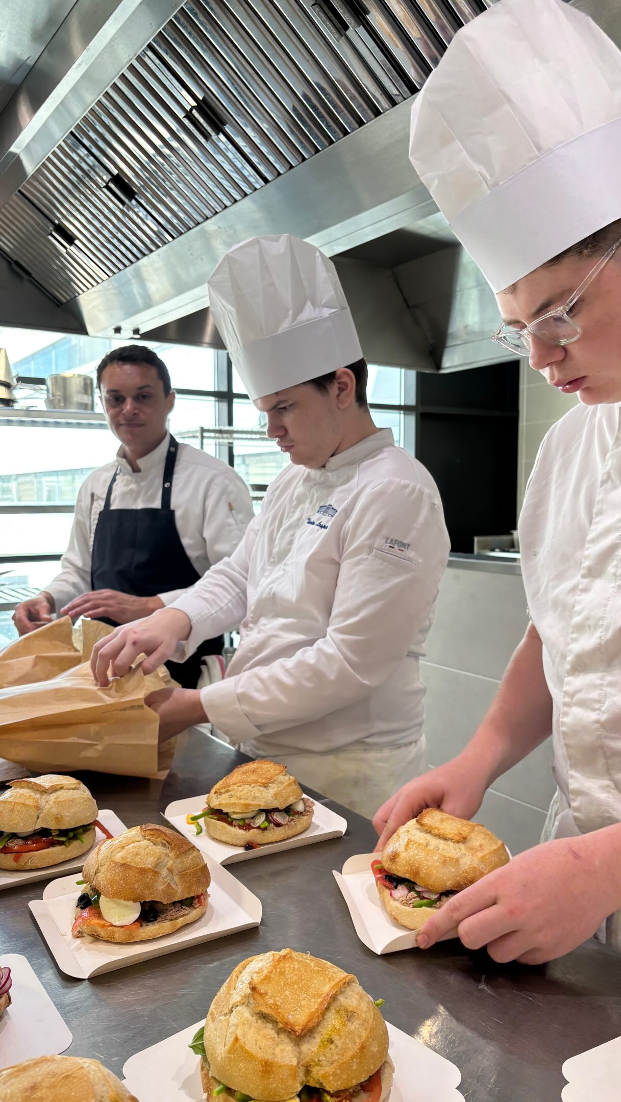 ✨ Les pan bagnats à l’honneur au Lycée Hôtelier de Nice ! ✨
Dans le cadre de la labellisation Cuisine Nissarde, une classe de bac pro Cuisine du CFA, accompagnée par leur professeur de cuisine Antoine Sacré, s’est rendue au marché de la Libération pour sélectionner les meilleurs produits locaux.
Au programme : ingrédients frais, savoir‑faire traditionnel et immersion au cœur de la gastronomie niçoise.
De retour en cuisine, nos élèves ont préparé avec passion de délicieux pan bagnats et barbajuans, avant de les proposer à la vente en boutique… pour le plus grand bonheur de nos clients gourmands ! 😋
Une belle mise en valeur du patrimoine culinaire niçois et du travail de nos jeunes talents.
@antoine.sacre06
@ufajeannetpaulaugier