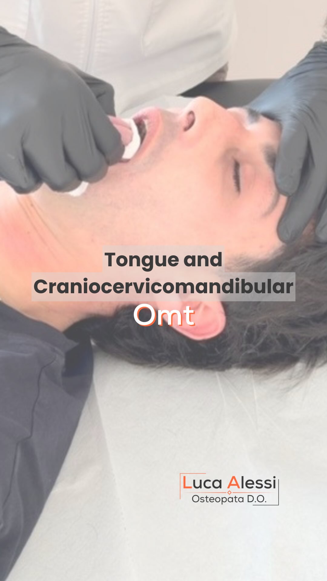 Mandibola, lingua e rachide cervicale superiore lavorano molto più insieme di quanto si pensi.
Condividono connessioni neurologiche, fasciali e biomeccaniche coinvolte in funzioni fondamentali come respirazione, deglutizione, stabilità cranio-cervicale e controllo motorio fine.
Alterazioni della funzione linguale o dell’attività dei muscoli masticatori possono modificare il comportamento del sistema cranio-cervico-mandibolare, influenzando nel tempo mobilità cervicale, carico articolare e strategie posturali.
Nel trattamento osteopatico, il punto é comprendere come queste strutture collaborano continuamente tra loro.
Il corpo funziona come un sistema integrato.
Ed è spesso lì che cambia completamente la lettura del sintomo.
📍Prati – Piazza Cola di Rienzo.
📲 Prenota dal link in bio!
#osteopataroma#osteopataprati#osteopatiaprati#omt#osteopathy