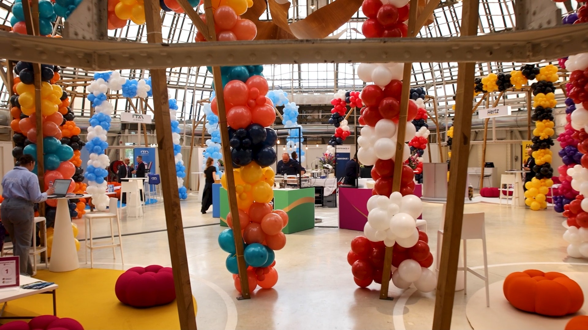 ✈️🎥 Depuis quelques temps, 11 Production accompagne @tourcom_voyages lors de ses conventions, workshops et événements professionnels.
À chaque édition, le même objectif, capturer bien plus que des images. Immortaliser les échanges, les rencontres, les sourires et cette énergie collective qui fait la force du réseau TourCom, leader des agences de voyages indépendantes en France.
Merci à TourCom pour leur confiance renouvelée. 🤝
#videaste #photographe #film #entreprise #paris #reims #france #workshop #convention #professionnel #pro
