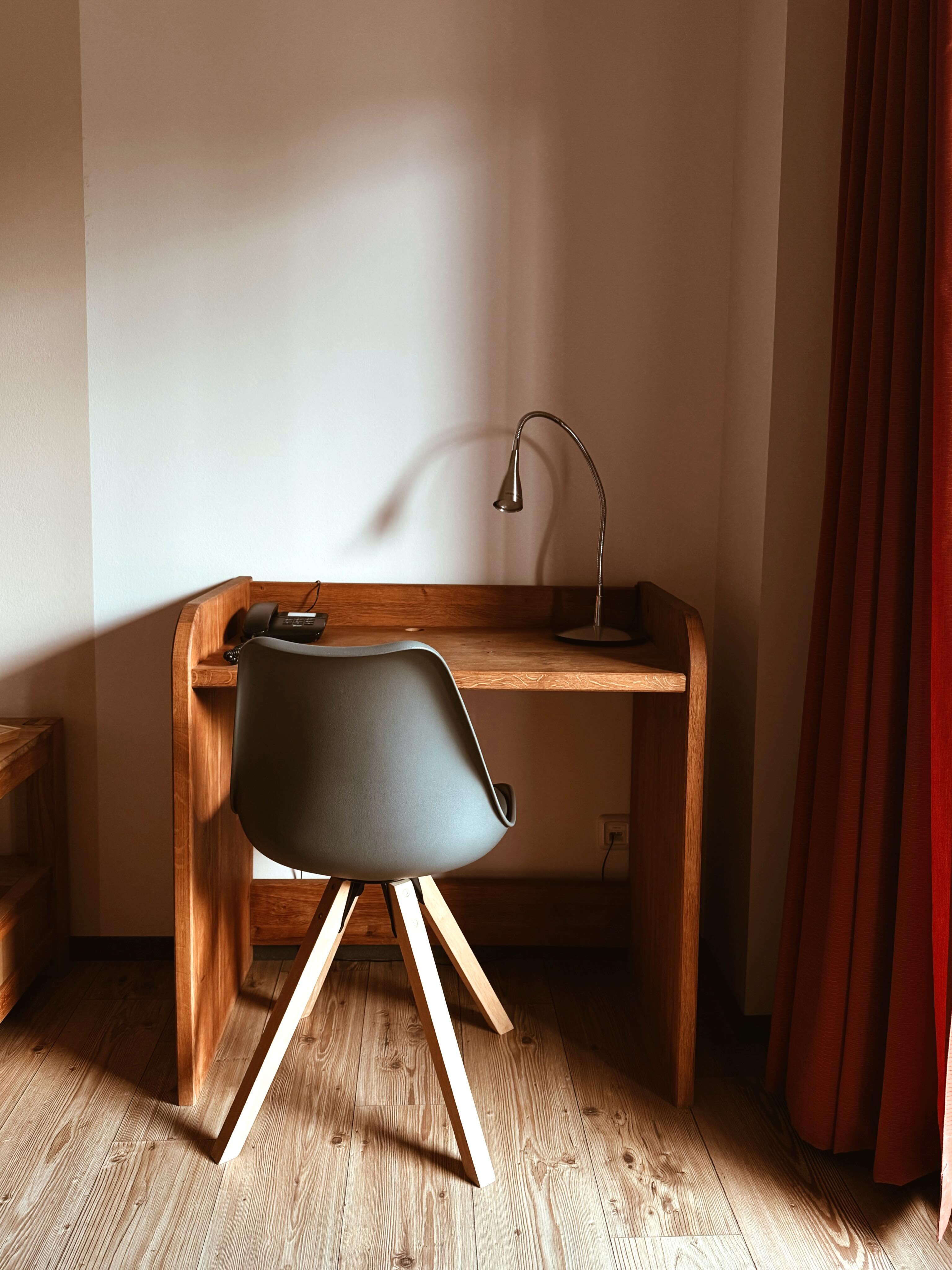 Das @vitaleum_resort ist ein ganz besonderer Ort. ✨
Ein Ort zum Ankommen, Durchatmen und Loslassen.
Unsere Zimmer sind bewusst schlicht gehalten – damit du ohne Ablenkung ein echtes Reset für Körper und Geist erleben kannst.
Direkt im Wald gelegen, lädt das @vitaleum_resort zu Stille, Waldbaden und kleinen Auszeiten fern vom Alltag ein.
In unserem neuen Wellnessbereich kannst du in den Liegesesseln entspannen und zur Ruhe kommen.
Das Besondere:
Bei unserer sanften Methode darfst du weiterhin feste Nahrung genießen – wir bieten eine exzellente Küche, die Genuss und Wohlbefinden verbindet.
Ein Ort für Ruhe, Regeneration und neue Energie.
Wenn du dir eine bewusste Auszeit gönnen möchtest, melde dich gern für dein Retreat oder weitere Informationen.
#Vitaleum #Retreat #Auszeit #Waldbaden #WellnessRetreat