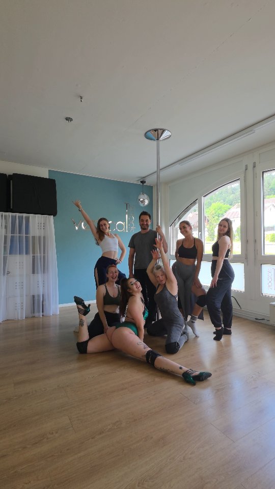 Burlesque Chairdance & Floorwork with the one and only @janaoneira ✨️
Zwöi sehr lehrrichi und cooli Workshops heimer gester dörfe erläbe 🥰 tolli lüt, e super Stimmig u cooli Choreographie!
Danke @janaoneira einisch meh fürne unvergässlechi Ziit 🫶🏽
You're absolutely amazing 💙
#chairdance #chairacro #burlesque #workshop