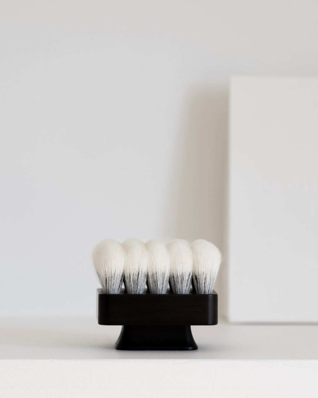 Guide Cadeau 6/12
Brosses - SHAQUDA
Fabriquées au Japon à partir de bois et de poils naturels, les brosses Shaquda incarnent un savoir-faire artisanal exigeant. Chaque pièce est pensée pour durer et offrir une expérience sensorielle unique.
Elles s’utilisent selon les modèles pour accompagner les rituels du visage et du corps, avec une gestuelle douce, précise et agréable. Le contact des poils, la prise en main et la qualité des matériaux font toute la différence.
Ce sont des objets que l’on garde longtemps, presque des objets de salle de bain signature. Idéales pour les amateurs de beaux objets, de rituels de soin et d’esthétique japonaise.
@shaquda_official