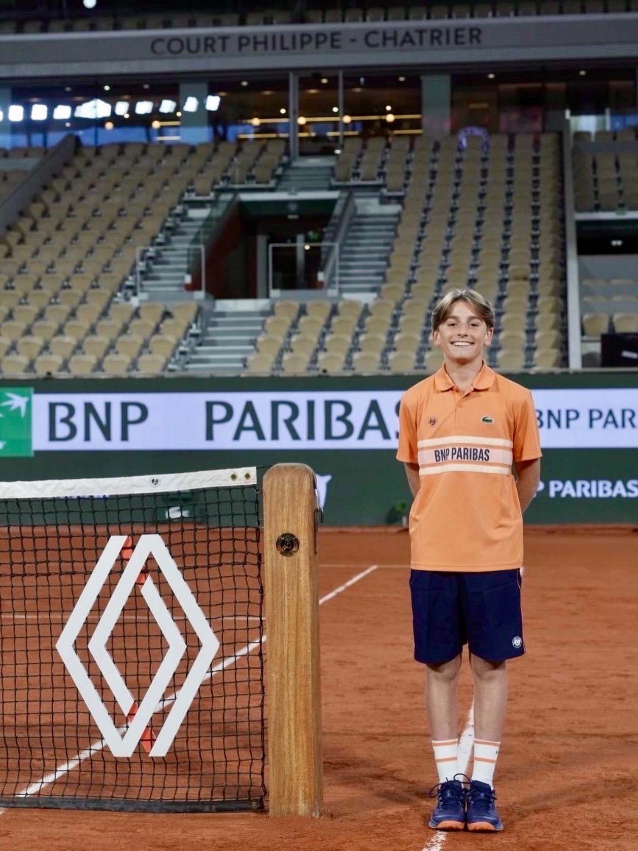 Direction Roland-Garros pour Gaspard Loulière !
Toute la team du BO est fière de voir Gaspard représenter le club en tant que ramasseur de balles à Roland-Garros 👏
Profite à fond de cette aventure unique 🔥
Allez Gaspard !
@lnatennis #rolandgarros #ramasseurdeballes