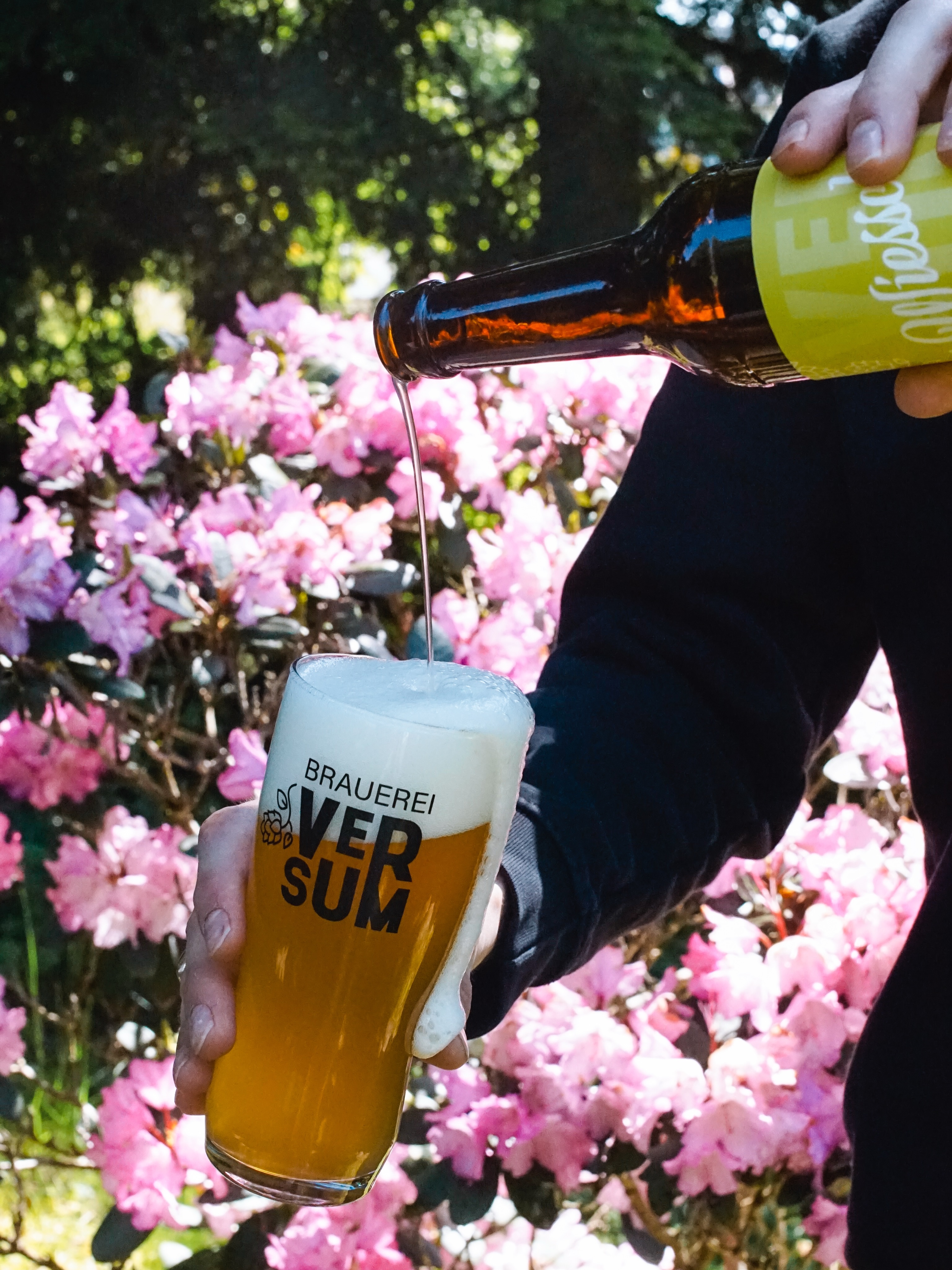 Leicht, frisch und gemacht für den Sommer: Unser neues Sommerbier Wiesschen☀️🍺
Mit nur 3,5 % Vol. ist es der perfekte Begleiter für warme Tage - süffig, unkompliziert und erfrischend.
Der Centennial-Hopfen bringt feine fruchtig-zitrische Noten ins Glas und sorgt für den besonderen Sommercharakter.
Ein Bier für lange Abende, gute Gespräche und sonnige Momente. Jetzt vorbestellen und Probieren! 🤍🍺