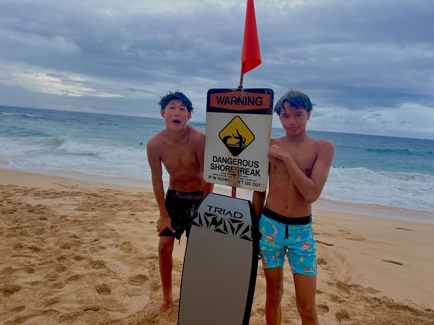 Beach Signs! ⚠️🪧‼️🌊
So important to read them and either read them to your keiki or have your keiki read them too!
Dangerous Shorebreak!?! These boys got um. Btw they have years of experience bodysurfing, bodyboarding and surfing also both are competitive swim team and water polo. 👊🏽🔥🌊
@koanui_keaulana @tinakeaulana @harrerezra
#beachsigns #oceansafety #shorebreak #sandybeach #wawamalu