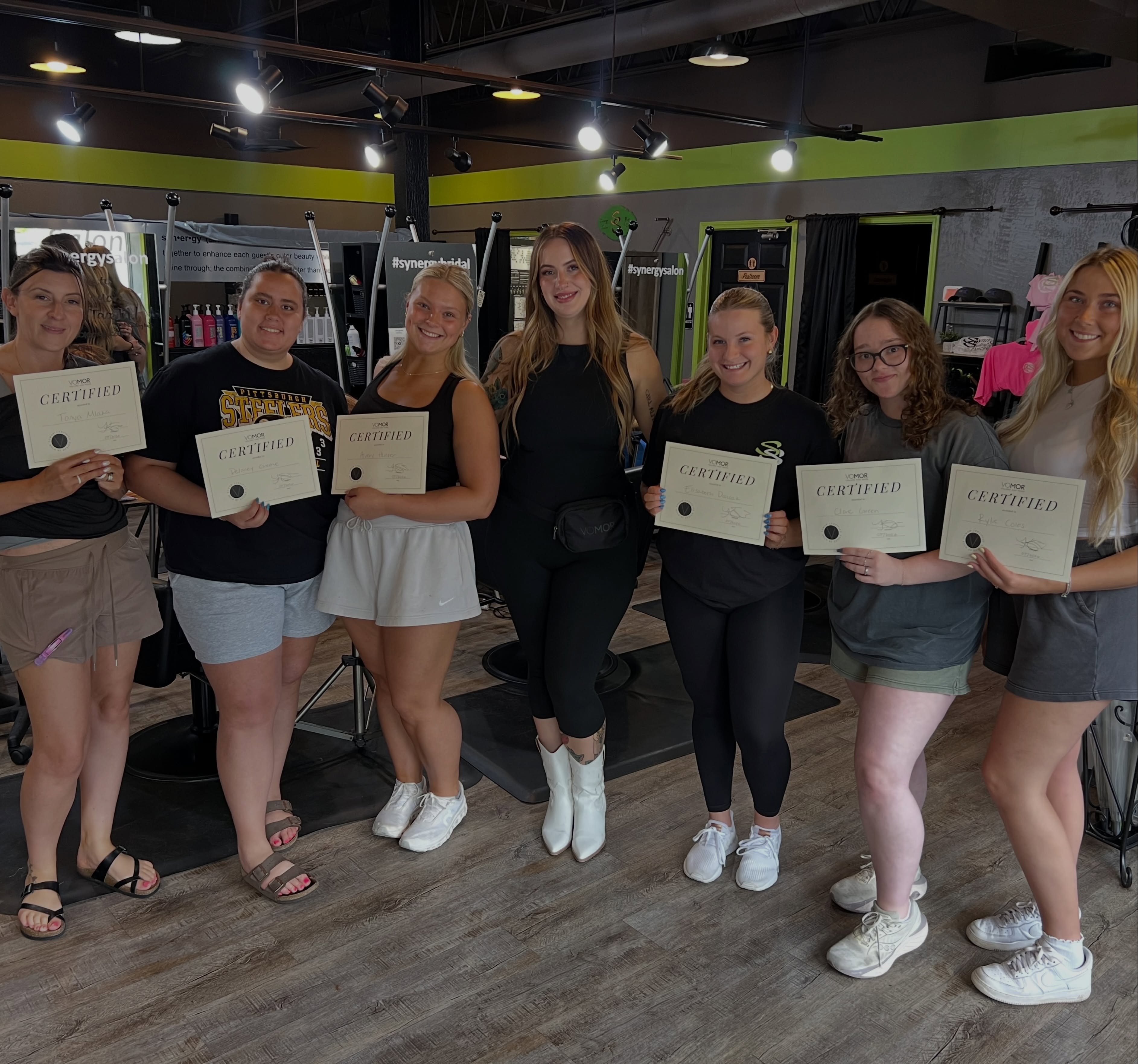Growth looks good on us. 💪🏼
6 new stylists are now certified in all extension methods: hand sewn, tape-ins, tape rows & blue light.
Your dream hair is closer than ever. 🪽
Thank you @colormekourtni & @vomor for an amazing class filled weekend. We are so grateful to be able to work with such an amazing company and community. 💚