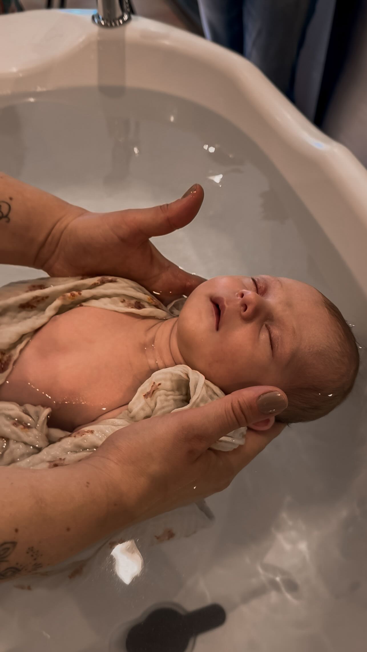 Observez ce nouveau-né se détendre dans les bras de sa tata…
Mathilde Gauthier, infirmière pédiatrique 🧸
Accompagnement périnatal
📍À votre domicile, Haute-Savoie
www.monpremierbattement.com
————————————————————————————
#therapeutiquebainbebe #baindesonia #emmaillotage #thalassobainbebe #TBB #nouveaune #naissance #soniakrief #ecoledubiennaitre #bainbebe #thalassobain #hautesavoie #annemasse #naissance #maman #baby #bain #accouchement #postnatal #bienetre
#cadeaudenaissance #accompagnementperinatal #pediatrie #domicile