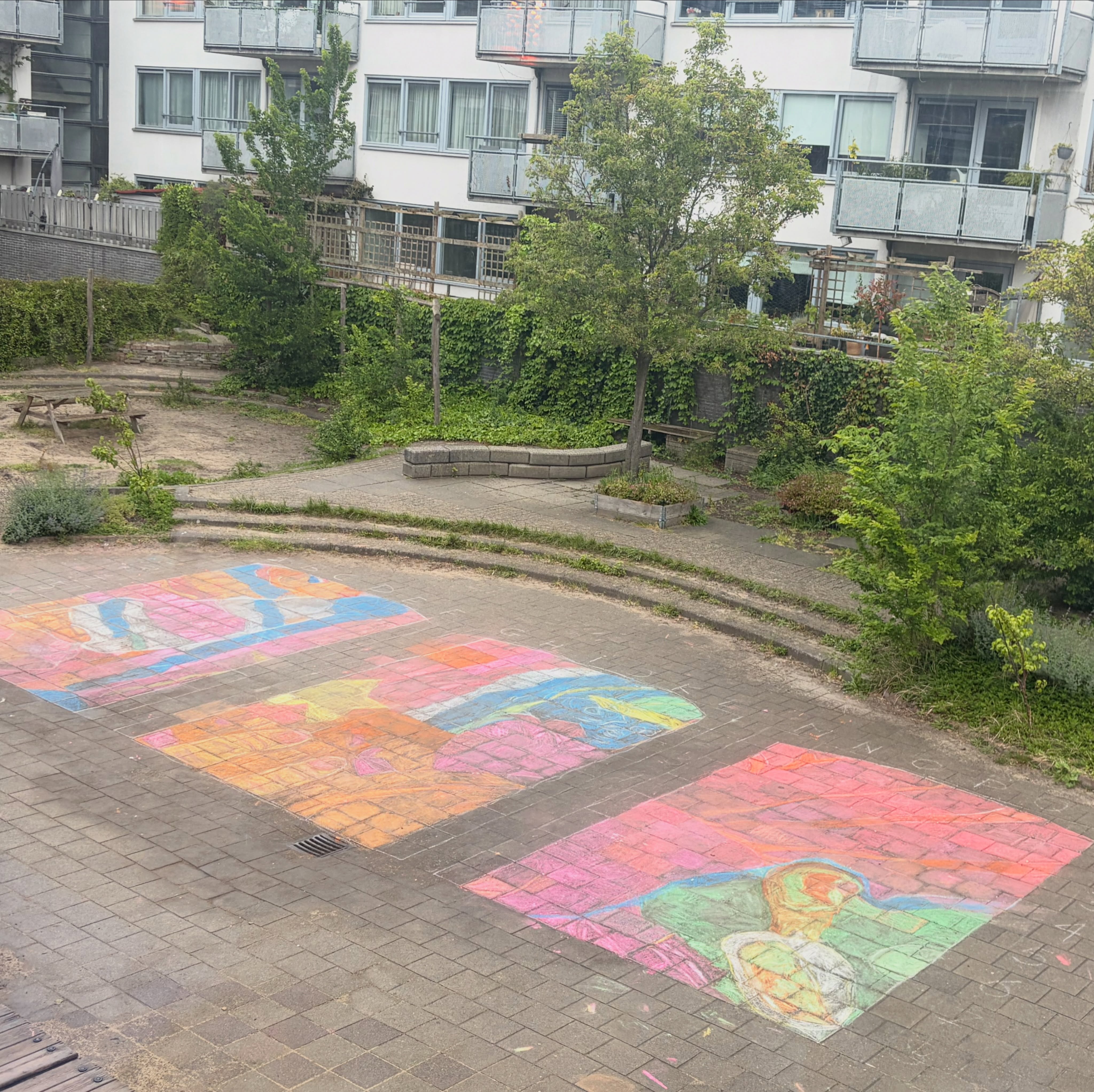 Vandaag veranderden onze bovenbouw kunstenaars het schoolplein in een openluchtmuseum!
Samen met Stedelijk Museum Amsterdam gingen de kinderen aan de slag met stoepkrijt en maakten ze hun eigen versies van beroemde kunstwerken. ποΈβ¨
Donderdag is de middenbouw aan de beurt.
#stoepkrijt #stedelijkmuseum #kunstmetkinderen #creatief #kunsteducatie kinderkunst