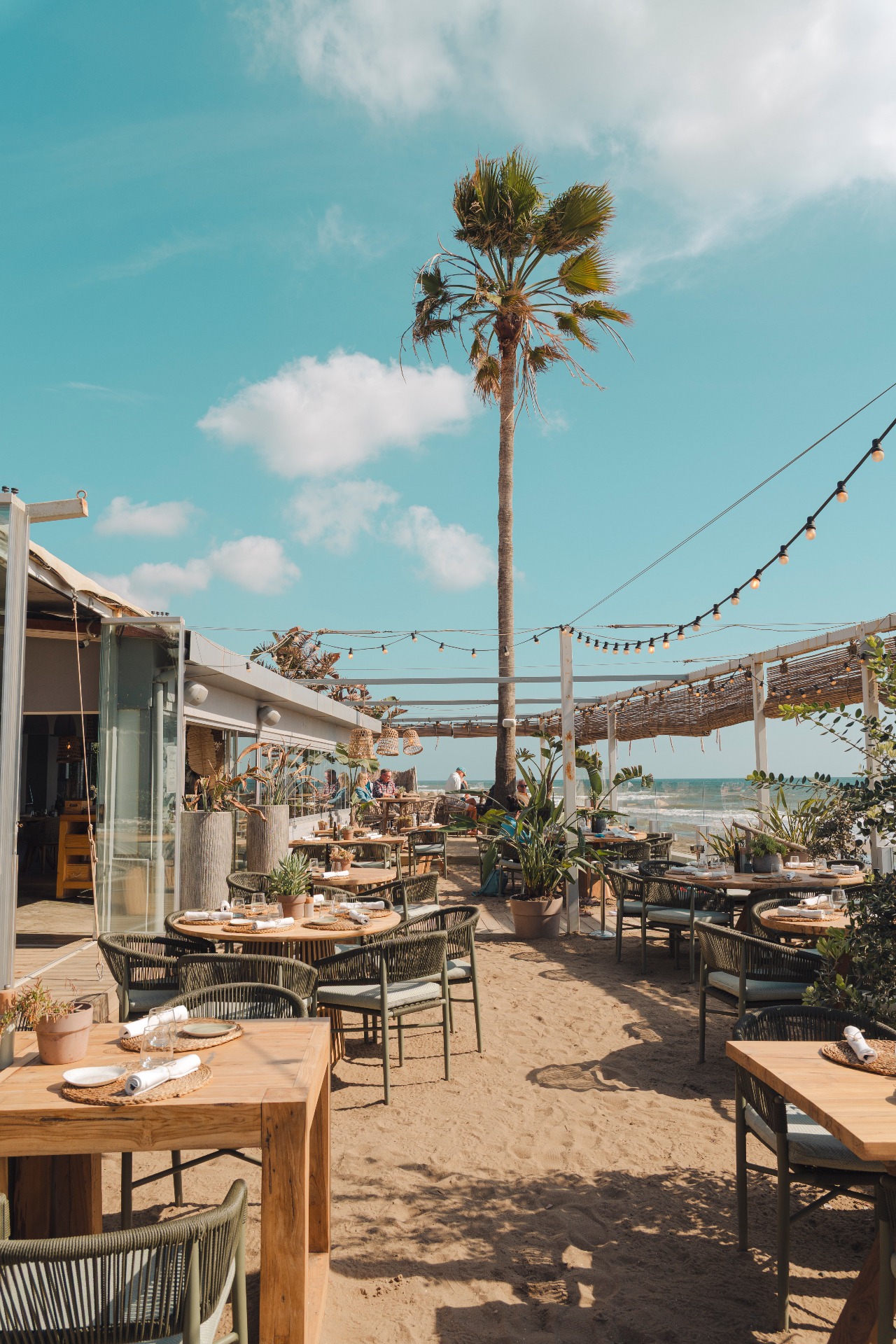 Some places don’t need much explaining.
A table in the sand, the sea a few steps away, sunlight overhead and that laid-back elegance that makes everything feel easy from the moment you arrive.
This is Luuma: open skies, long lunches and days that always seem to end too soon ✨🌴
#luumabeachrestaurant #luumabeachmarbella #marbellaweekend #marbellatrip #marbellalifestyle #marbellaspain #marbellavacation #elrosariobeach