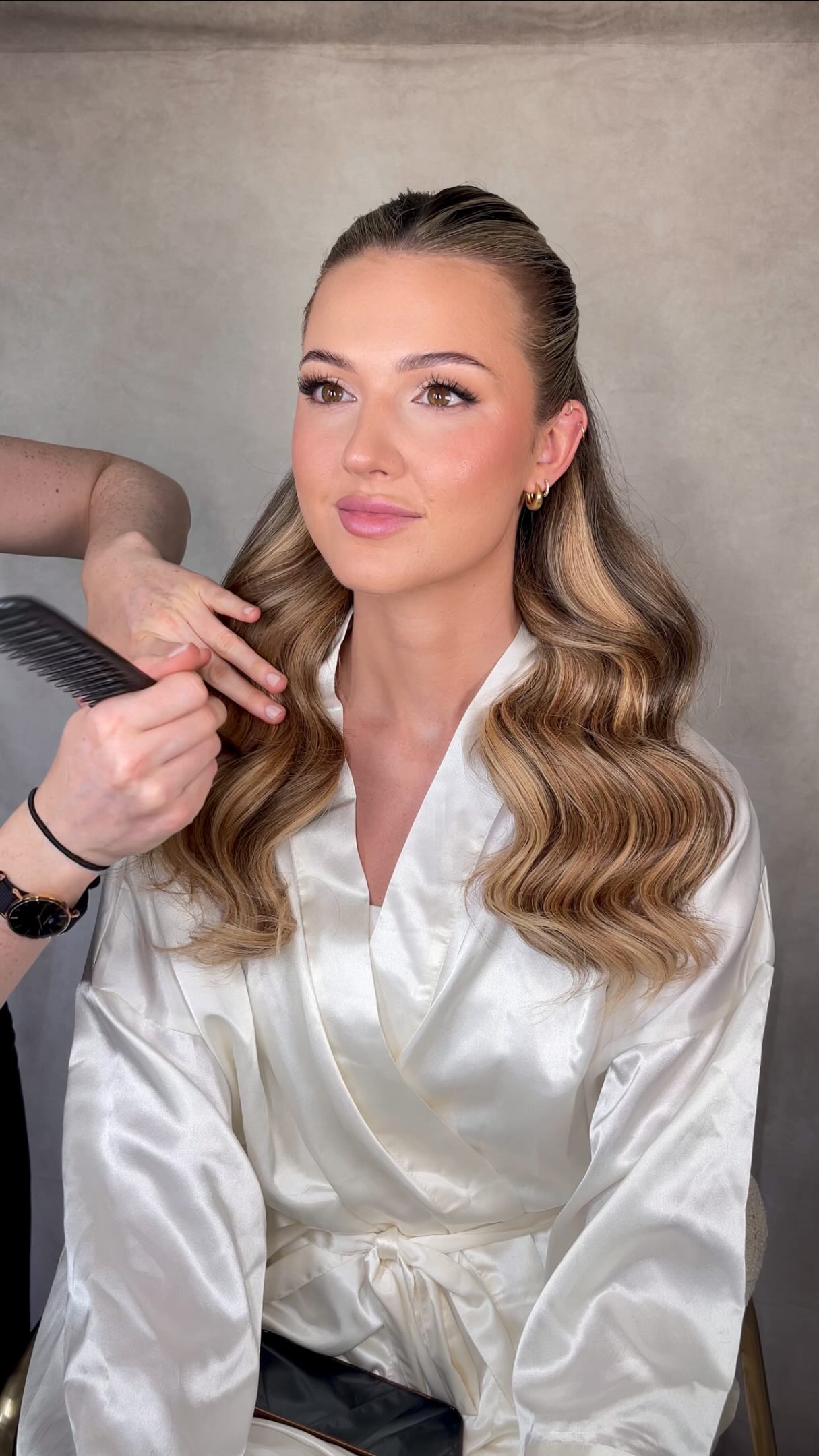 Exactly the same hairstyle… but the overall effect feels completely different ✨
Keeping the hair forward softens and frames the look, while pushing everything back opens up the shoulders and creates a more sculpted, editorial finish.
Sometimes it’s not about changing the hairstyle at all… just the way it’s styled around the face and silhouette 🤍
Which version would you choose for your bridal look? 👀
Makeup look by @makeupbyzk
#bridalhair #hollywoodwaves #weddinghair #bridalhairstylist #softwaves modernbride luxurybridalhair hairinspo bridalbeauty hairstylist