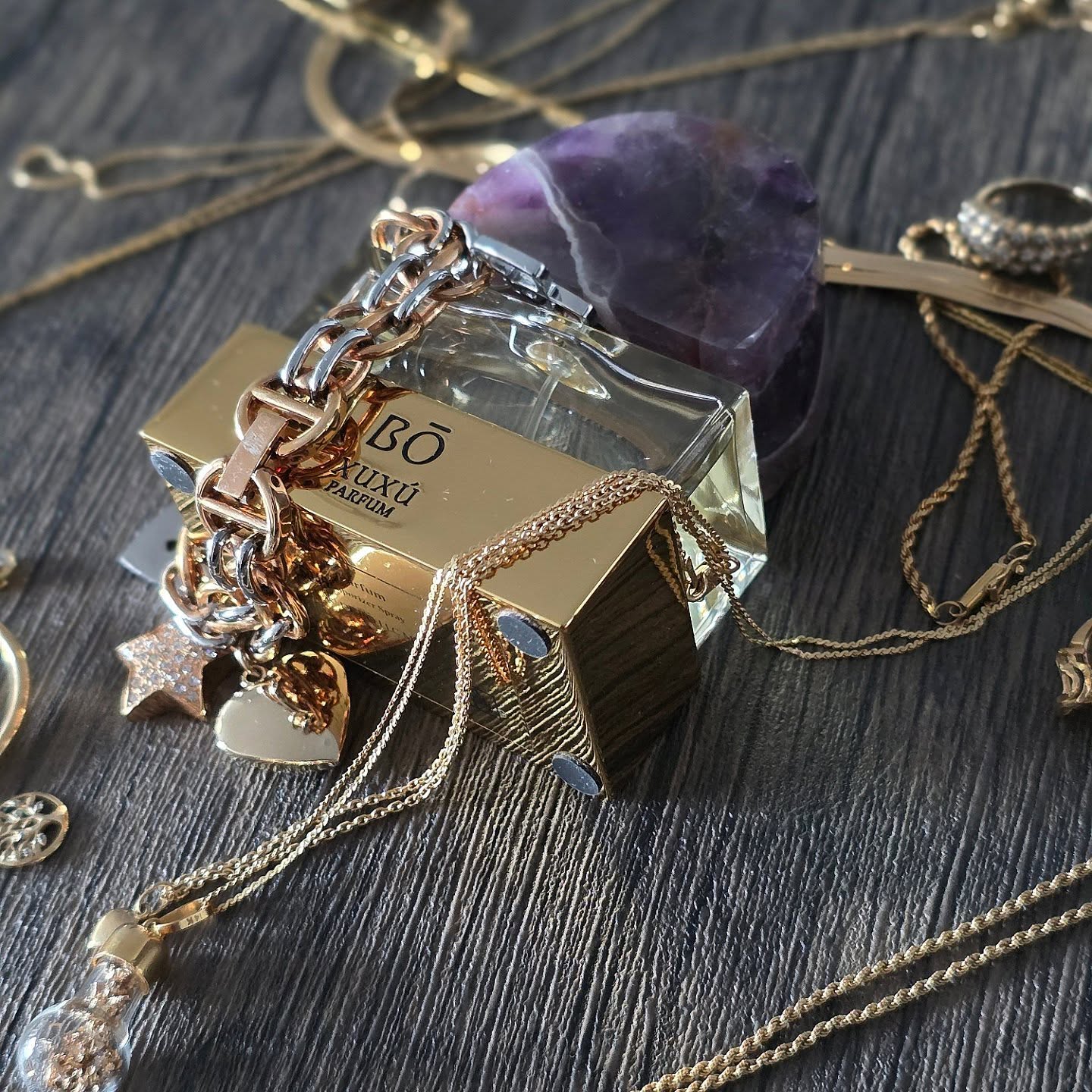 The scent of royal excess, dressed in gold. Xuxu by House of Bo.
.
.
.
.
.
.
Top notes are Champagne, Chili Pepper and Clementine; middle notes are Damask Rose, Blackberry, Earl Grey Tea and Macarons; base notes are White Musk, Mexican Vanilla and Saffron.
.
.
.
.
.
#perfume #nicheperfume #smellgood