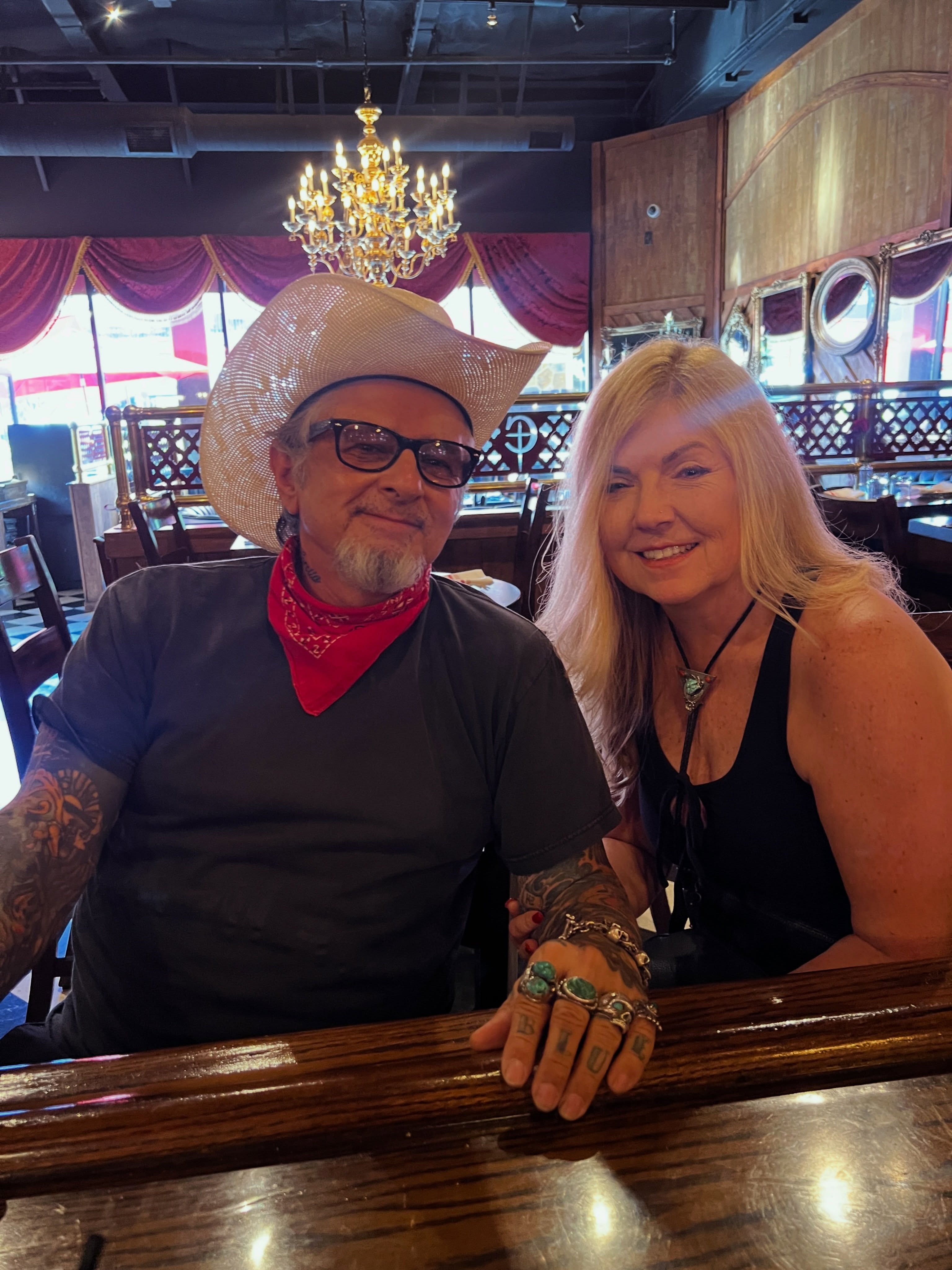 @bobbydicksonsunchained and Kelly stopped in to say hello! 👋🏾
.
@edhtowncenter