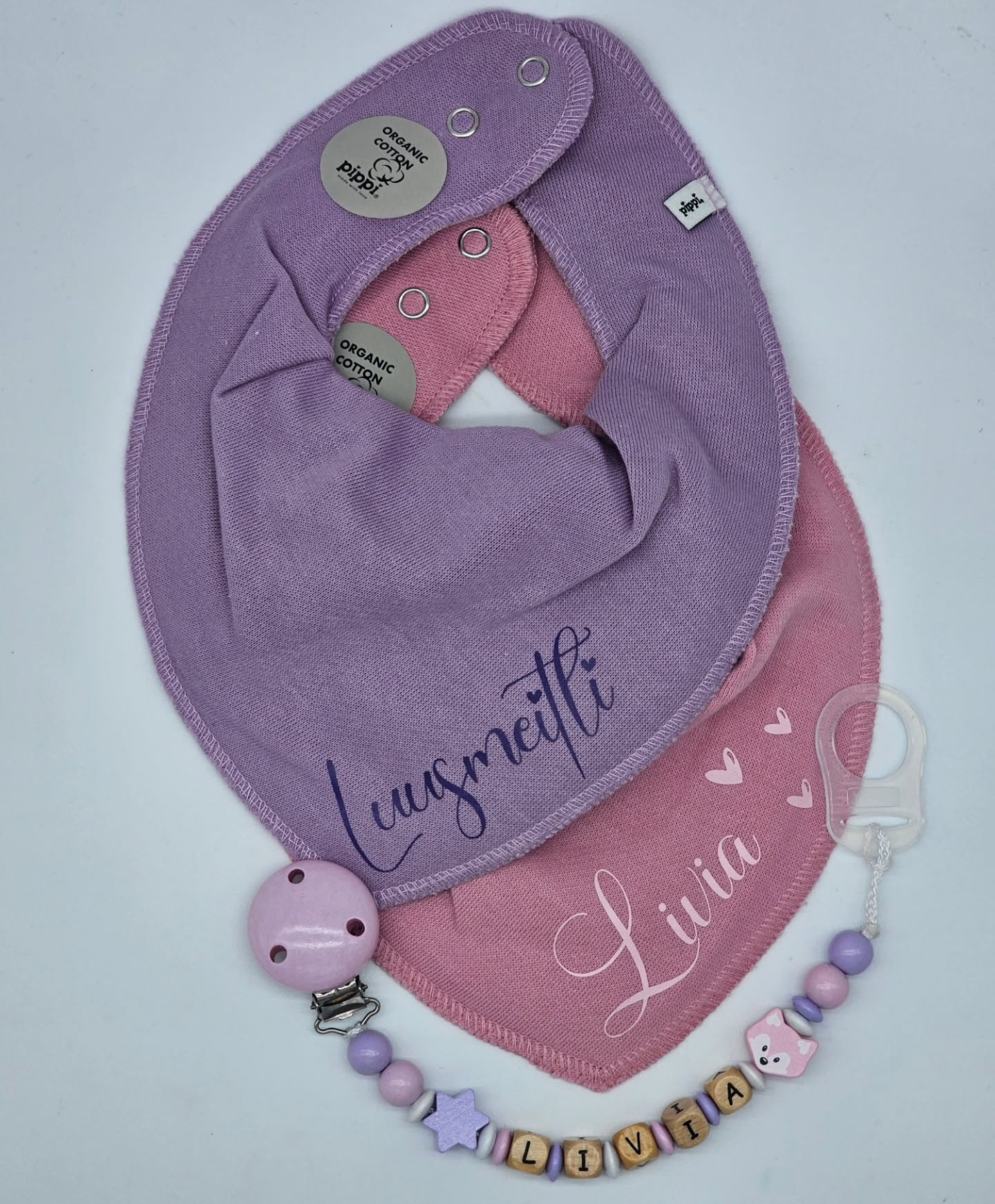 💜🩷 Livia 💜🩷
Willkomme chlini Prinzessin 🥰
#babygeschenk #welcomelittlegirl #dreieckstuch #personalisiert #nuggikette