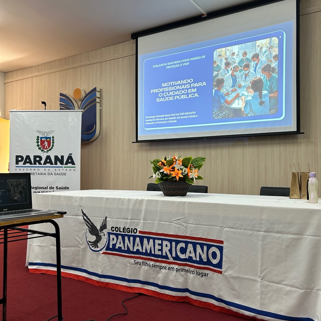 TBT de um encontro que me lembrou da importância de olhar novamente para aquilo que nos move. 💙
Tive a oportunidade de participar da Oficina de Segurança do Paciente com os profissionais dos hospitais dos municípios da 22ª Regional de Saúde, em um momento de muita troca, escuta e reflexão.
Fui convidada pela @josane_disner para conduzir uma fala sobre motivação dos profissionais na saúde pública e sobre como, ao longo da rotina, das cobranças, das pressões e do desgaste emocional, é tão fácil nos desconectarmos do propósito que um dia nos fez escolher nossa profissão.
Falamos sobre motivações internas e externas, sobre o cuidado com o outro e também sobre a importância de cuidar de quem cuida.
Foi um espaço potente, onde profissionais puderam refletir sobre suas atribuições, seus desafios diários, seus cansaços e, principalmente, sobre aquilo que ainda faz sentido em suas escolhas profissionais.
E você, profissional da saúde ou que atua em ambiente hospitalar:
como percebe a desmotivação no seu trabalho?
Você sente que ainda consegue se conectar com o propósito da profissão que escolheu?
Meu direct está aberto para conversarmos sobre isso. 🤍
Será um prazer te ajudar a resgatar sua motivação interna e lidar com os atravessamentos e desmotivadores externos presentes no ambiente de trabalho.