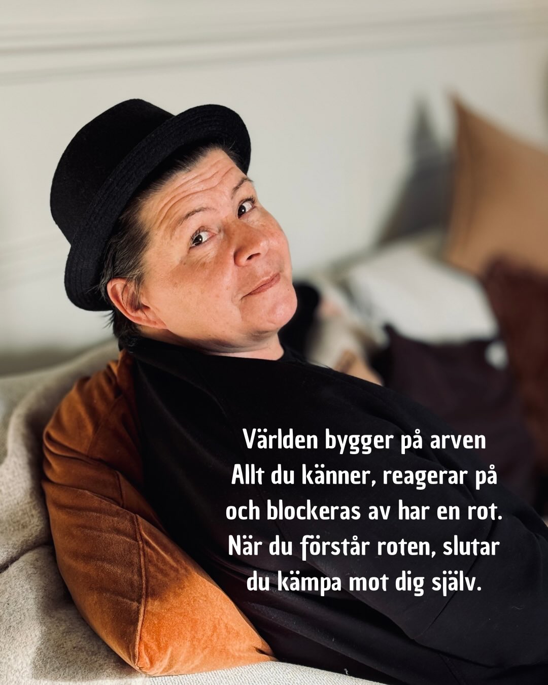 Våra upplevelser är en återkonstruktion av det som redan lever i kroppen.
De allra flesta terapier och coachingmetoder jobbar uppifrån och ner. De börjar i tanken, i nuet och i de ytliga upplevelserna, för att sedan försöka gräva sig nedåt mot roten.
Det är därför människor tvingas fortsätta kämpa, jaga och kontrollera sig själva. De försöker förändra ett resultat och signaler som redan har skapats i kroppen och i den kampen skapas en bumerangeffekt.
När roten är rensad förändras stammen och grenarna automatiskt. Du behöver inte längre använda viljestyrka eller mindset för att välja en ny riktning. Däremot sätter sig mindset-träning mycket bättre nu, för du skapar från en nollpunkt och inte på en gammal grund.
Nervsystemet skickar 80 % av sin information uppåt från kroppen till hjärnan. Hjärnan skickar bara 20 % av signalerna nedåt till kroppen.
Der här kallas inom vetenskapen för ett ”bottom-up”-perspektiv. Förändringen sker inifrån och ut, nerifrån och upp.
Efter min resa till Serbien 2008 och mötte mina biologiska föräldrar så började jag själv arbeta såhär. Då fanns det ingen som direkt pratad om det och eftersom jag jobbade parallellt med adoptionsföräldrarna så blev det tydligt att vi måste separera upplevelserna från biologin. 🧬
I mitt Soul Path Finding gör vi precis tvärtom. Vi jobbar åt motsatt håll. Vi börjar vid roten och jobbar oss uppåt.
Varför är det bättre? Roten är det biologiska arvet som redan lever och verkar i dina celler. När vi börjar där och frigör blockeringen direkt från roten, tömmer vi det gamla fundamentet. Nu skapas det en ny grund, trygghet och stabilitet.🍀
För kroppen klagar när själen lider.💚
❓Känns det sant?
Mer info på hemsidan ⤴️
#soulandpathfinding #självledarskap #nervsystemet #generationsarv #kroppenklagarnärsjälenlider