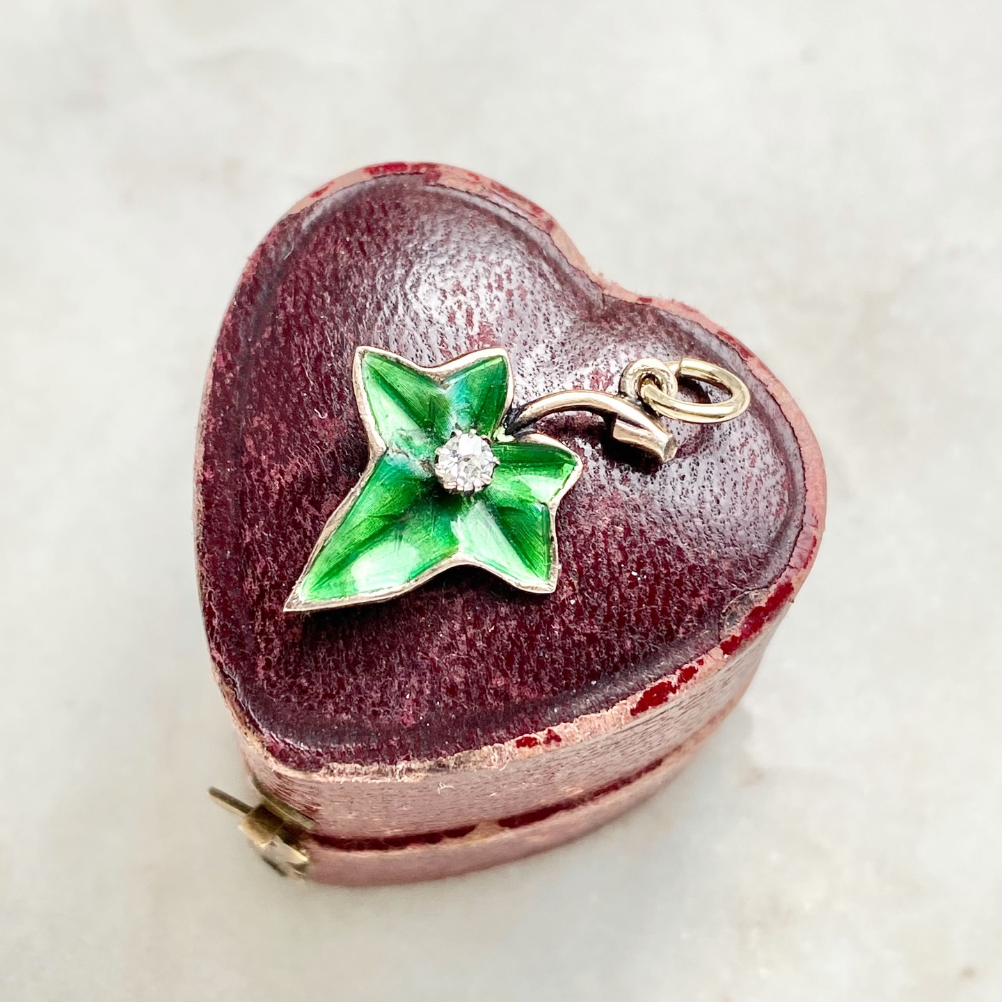 💚 In the Language of Flowers, the Victorians believed ivy represented fidelity, friendship and marriage 🥰 It was often associated with the phrase ‘I cling to thee’ due to how the plant climbs as it grows 💛 The plant was often used in jewellery at the time as a symbol of faithfulness. This sweet charm features the most beautiful green enamel which makes the ivy leaf design really pop and it’s set with a lovely glinting diamond too 💎 Perfect if you love romantic jewellery but perhaps you’re not big on the usual ‘hearts and flowers’. You can find the full details over on our website #languageofflowers #ivy #kategoldcharms #enamelcharms #diamondcharm