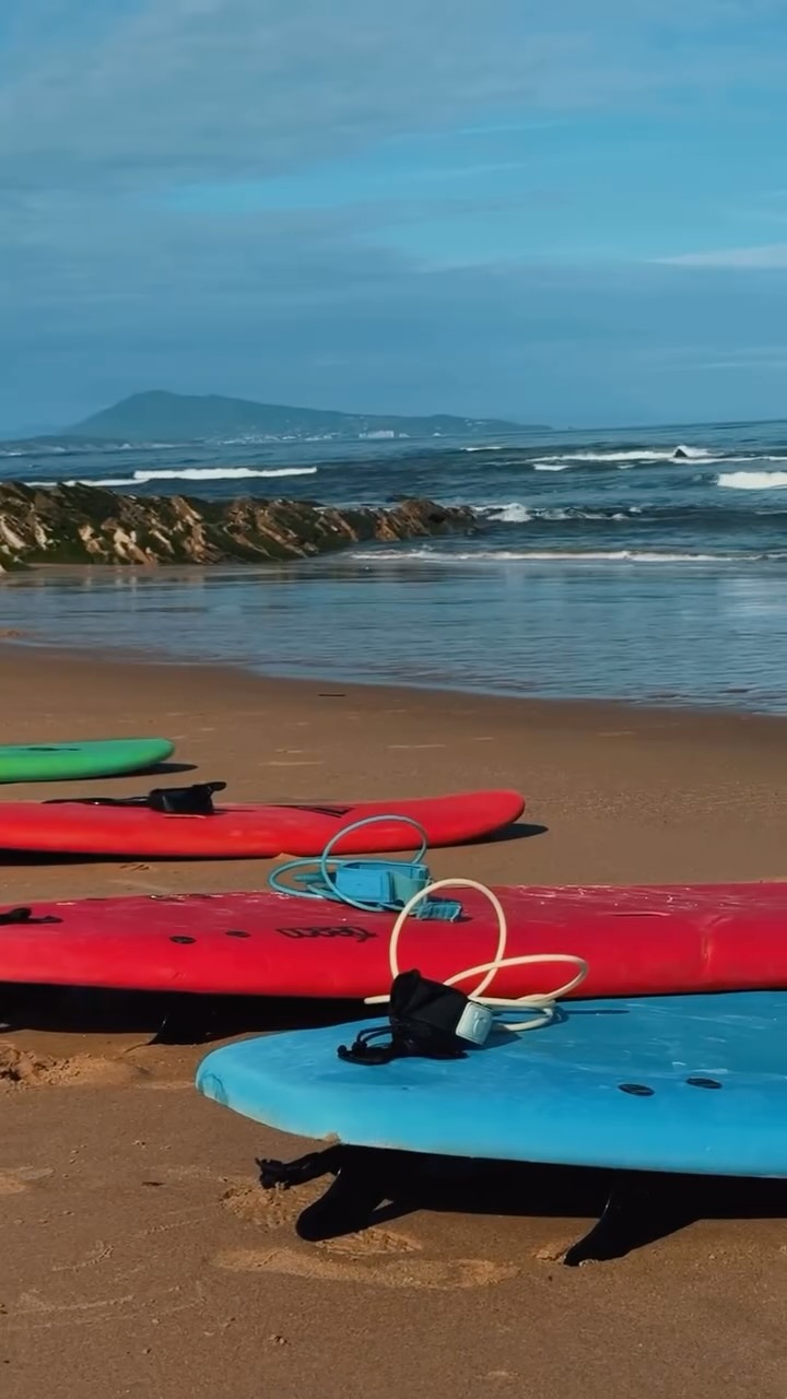 𝗢𝗡 𝗘𝗦𝗧 𝗗𝗘 𝗥𝗘𝗧𝗢𝗨𝗥 🌊☀️
Du soleil, des petites vagues et une session 100% girls ce dimanche !
La météo sent très bons pour les prochaines semaines 😎
👉 Viens prendre quelques vagues avec moi
📍Bidart • Saint-Jean-de-Luz
#surfpaysbasque #bidart #saintjeandeluz #coursdesurf