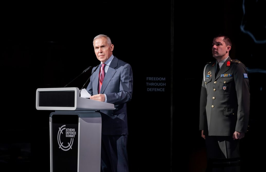 Συμμετείχα σήμερα το πρωί στο 1ο Athens Defence Summit, μια διεθνή σύνοδο στρατηγικού διαλόγου αφιερωμένη στο μέλλον του πολέμου και στην υπεράσπιση της ελευθερίας σε μια εποχή στρατηγικού μετασχηματισμού.
Στον χαιρετισμό μου αναφέρθηκα στον μετασχηματισμό του χαρακτήρα του πολέμου και της αποτροπής, στη σημασία της τεχνολογικής υπεροχής, της ανθεκτικότητας και της στρατηγικής ετοιμότητας, καθώς και στην ανάγκη οι δημοκρατίες να προσαρμόζονται στις νέες προκλήσεις χωρίς να απομακρύνονται από τις αξίες τους.
Είχα παράλληλα την ευκαιρία να συνομιλήσω με τον Joshua Volz, Special Envoy for Global Energy Integration του Υπουργείου Ενέργειας των ΗΠΑ, για τις επενδύσεις και τον αναβαθμισμένο ρόλο της χώρας μας στο πλαίσιο της νέας ευρωπαϊκής ενεργειακής αρχιτεκτονικής.
Θερμά συγχαρητήρια στους διοργανωτές για την εξαιρετική πρωτοβουλία και το υψηλό επίπεδο του διαλόγου.