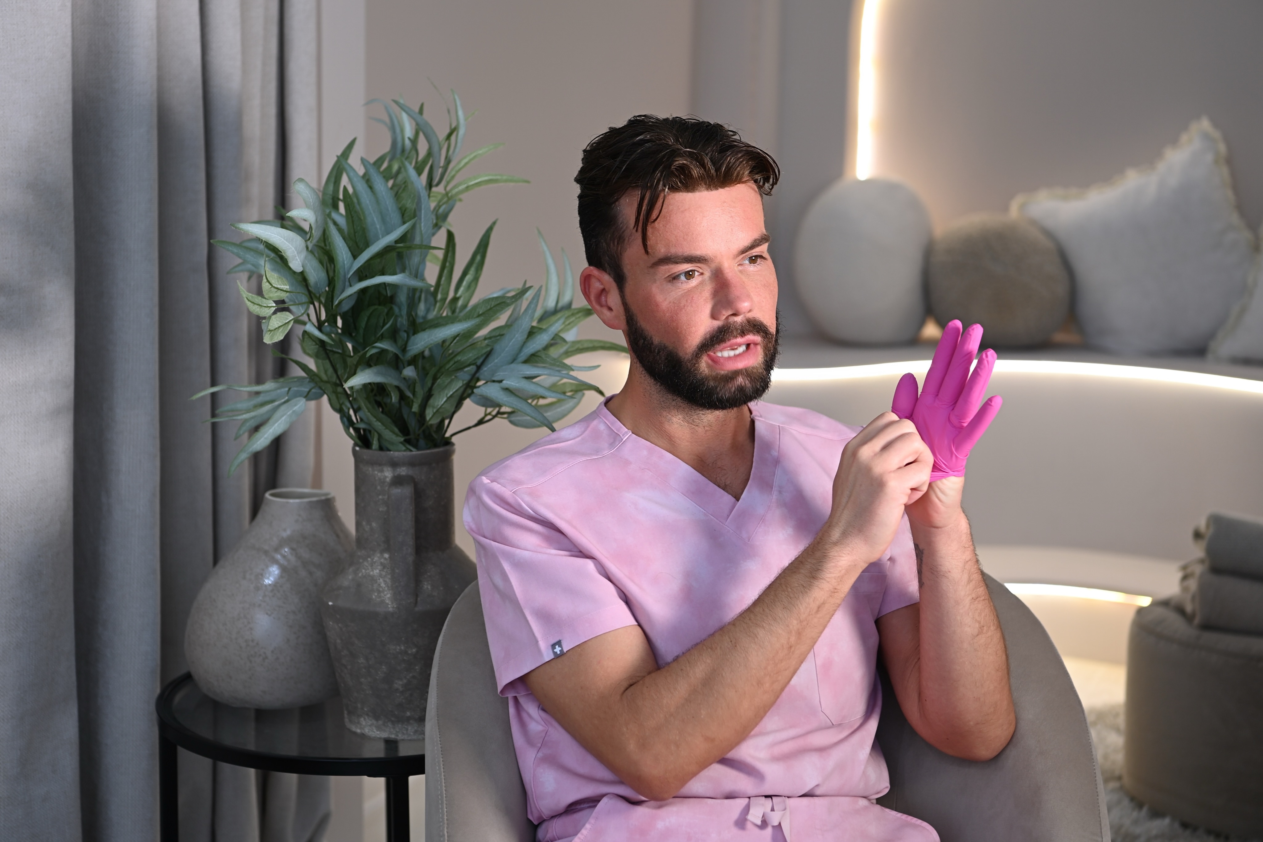 The Birthday Boy 📸 🎈
Ross wanted to say a huge thank you for all the lovely birthday messages and to continue the birthday celebrations, he’ll be back in the salon this Saturday for a little birthday treat…
ALL AESTHETIC bookings made for THIS Saturday will receive a COMPLEMENTARY facial skin booster ✨
Book online or send us a DM to secure your appointment 📆