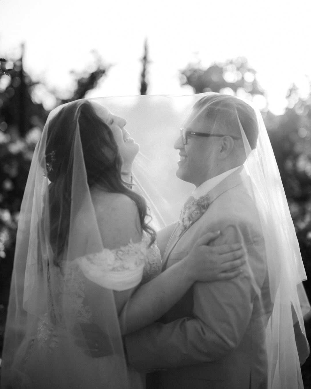 Congratulations Kayla & Oscar! 5/16/26 💍
Venue: @danapowershouseandbarn
Photo: @burlapandoakphoto
Planner:@thesocaleventplanner
DJ: @yeswedoweddings
Floral: @eventsbykann
Catering: @ribline
Rentals: @allaboutevents @embellishvintagerentals
Video / live music: @chach.film
Coffee Bar: @mariposacoffeeco
Hair: @bellitas_hair
MU: @lovestrikeartistry
Second Photo: @annalillianphotography
Dana Powers House & Barn Wedding