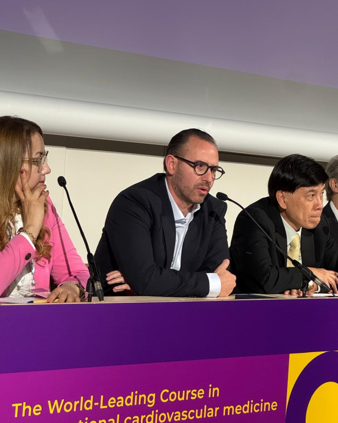 Compartimos algunos momentos de la participación del Dr. Alejandro Ricalde en #EuroPCR2026 durante la sesión “Innovative Strategy in ACS Session Comprising Selected EuroPCR 2026 Late-Breaking Trials Submissions”. 💜🇫🇷
Una sesión enfocada en nuevas estrategias, evidencia reciente y discusión de casos que continúan impulsando la evolución de la cardiología intervencionista a nivel internacional.
Seguimos presentes en los espacios donde se comparte la innovación y el futuro del intervencionismo cardiovascular.
#CITIC #EuroPCR #EuroPCR2026 #ACS #LateBreakingTrials #InterventionalCardiology #CardiologiaIntervencionista #Cardiology #MedicalEducation #Paris2026