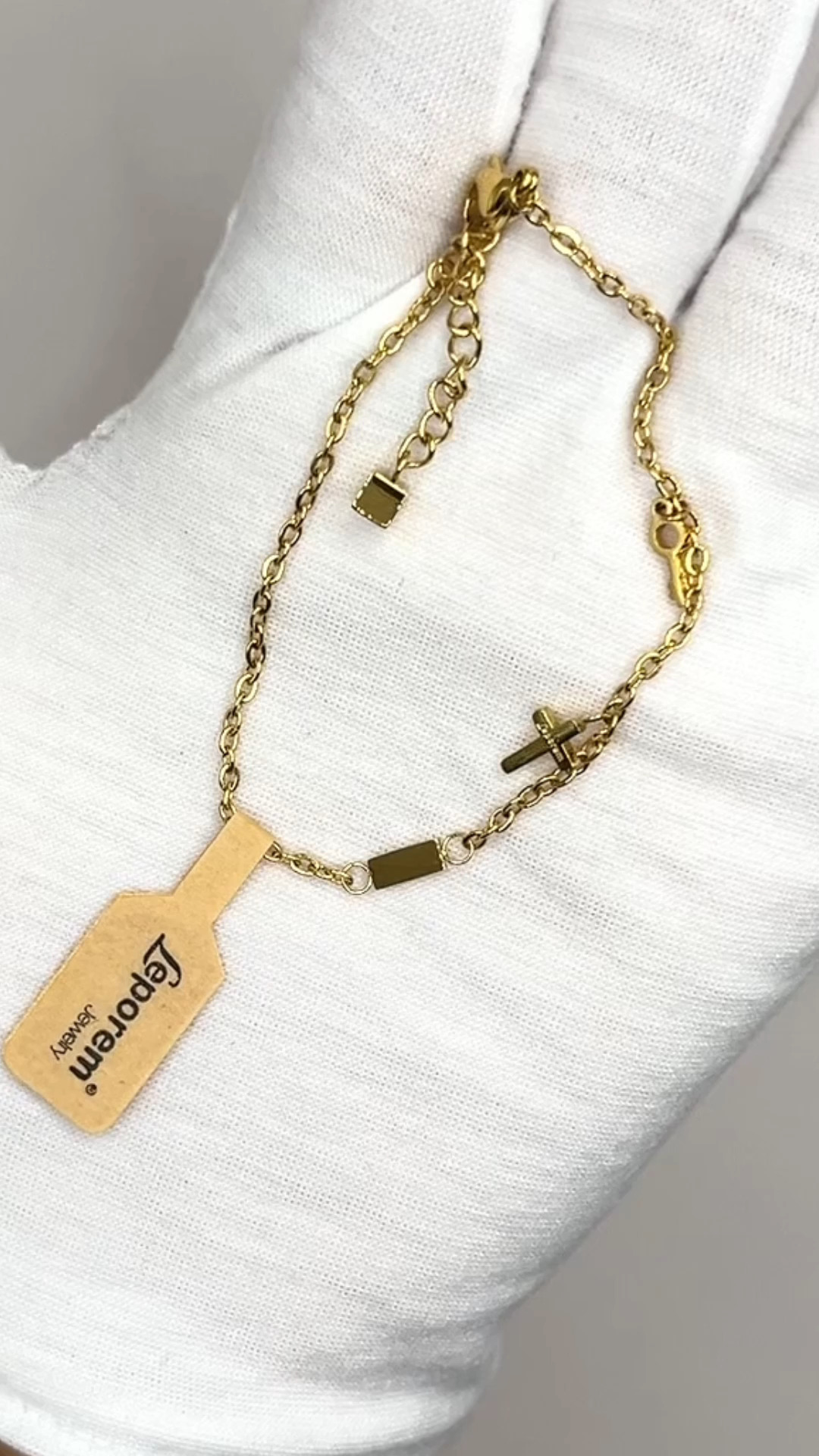 Vibe check passed. Elevating the everyday stack with a little piece of art from Leporem. The delicate cross and key charms just hit different in the sunlight, and the secure clasp means I am literally never taking this off. Who else is living in their gold jewelry lately?
#LeporemJewelry #AestheticStyle #GoldDetails #EverydayLuxury #JewelryStack