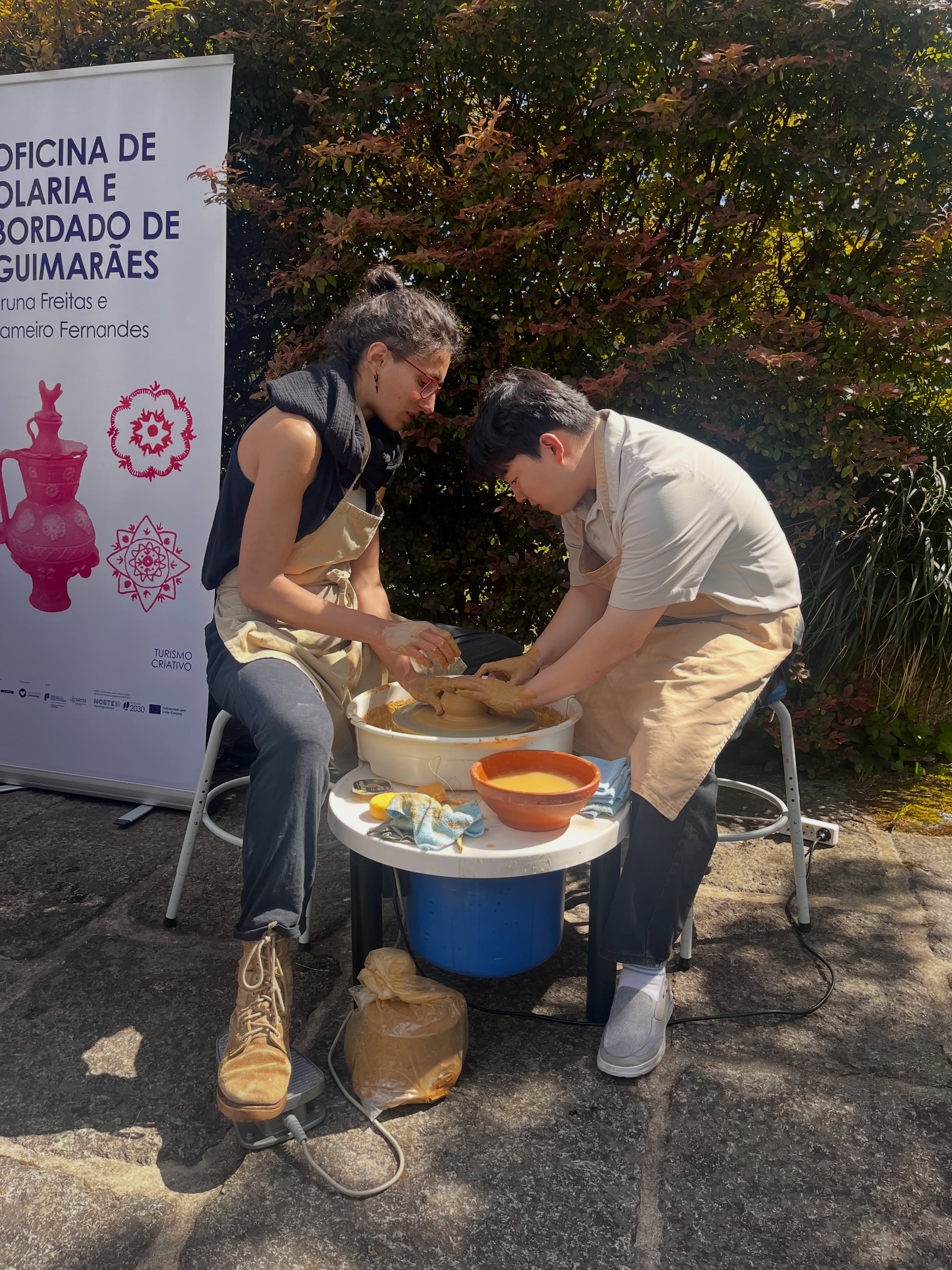 Na sexta-feira passada, a Quinta dos Encados foi o palco de um Workshop muito especial, integrado nas Oficinas de Olaria e Bordado de Guimarães e promovido pela @aoficinaguimaraes .
No exterior da nossa sala de provas, com vista para as vinhas, proporcionamos uma vivência a um grupo de turistas constituído por uma prova de vinhos seguida do workshop de olaria e bordado de Guimarães. Foi uma experiência muito apreciada pelo grupo e uma tarde bem passada em profunda sintonia com a arte e a natureza.
O grande objetivo destas iniciativas é proporcionar experiências de “saber-fazer”, de bordado e de olaria, que sejam autênticas e dinâmicas, permitindo aos participantes conhecer as práticas artesanais tradicionais de Guimarães e, desse modo, criar a possibilidade de estabelecimento de uma ligação mais próxima com o território.
Deixamos um agradecimento muito especial à @aoficinaguimaraes pela oportunidade e pela confiança ao permitir-nos vivenciar e integrar este tipo de workshop nos nossos programas de enoturismo transformando-os numa experiência muito enriquecedora. 🍷🤲🌿
__
EN
Last Friday, Quinta dos Encados played host to a very special Workshop, part of the Guimarães Pottery and Embroidery Workshops and promoted by @aoficinaguimaraes.
Right outside our tasting room, overlooking the vineyards, we hosted a unique experience for a group of tourists, featuring a wine tasting followed by the Guimarães pottery and embroidery workshop. It was a highly appreciated experience and an afternoon beautifully spent in deep harmony with art and nature.
The main purpose of these initiatives is to provide authentic and dynamic “know-how” experiences in embroidery and pottery, allowing participants to discover the traditional artisanal practices of Guimarães, and thereby creating a closer connection to the territory.
We would like to extend a very special thank you to @aoficinaguimaraes for this opportunity and for their trust, allowing us to experience and integrate this type of workshop into our wine tourism programs, transforming them into such an enriching experience. 🍷🤲🌿
#QuintaDosEncados #OficinaGuimaraes #Olaria #BordadoDeGuimaraes #Enoturismo