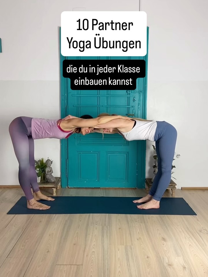 Hey Yogalehrerin! Wie wärs mit mehr Abwechslung in deinen Yogaklassen?
Partnerübungen schaffen ein verbindendes Element, die Schülerinnen lernen sich mal gegenseitig kennen und es lockert die ganze Atmosphäre auf, es darf dabei auch mal gelacht werden!😂
Das sind die Momente, an die sich deine Schülerinnen noch lange nach der Klasse erinnern werden. ❣️
👍Es macht deine Klassen zu etwas Besonderem und gibt deinen Schülerinnen einen guten Grund immer wieder zu kommen.
Genau darauf kommt es an, wenn du deine Yogaklassen gerne füllen möchtest.
Viele verschiedene Wege führen zu diesem Ziel.
Einige davon zeig ich dir im Yoga Business START-UP Wochenende Live Online am 23. + 24. Mai
Schreib mir, wenn du gern dabei sein möchtest und ich schick dir das genaue Programm.
Dieses Wochenende ist Teil der 300 Std. Weiterbildung Multi-Style, die aktuell gerade ihre Türen geöffnet hat.
Aber nur mehr bis zum 30. Mai. Dann schließen die Türen und der Bootcamp Bonus verschwindet.
Sicher dir jetzt deinen Platz und nütze den Sommer strategisch sinnvoll um deine Qualifikationen als Yogalehrerin aufs nächste Level zu heben.
Ich freu mich auf dich! <3