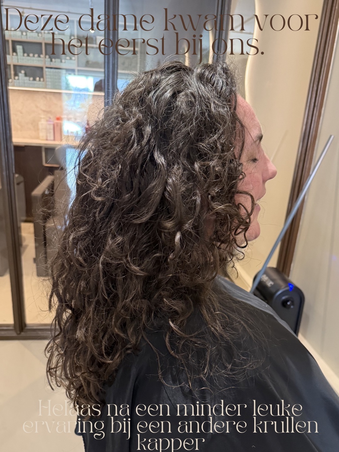 Geen goede ervaring met een krullenkapper?😢
SWIPE FOR THE AFTER 😍
💇🏻♀️ Herstelt door Chantal
Deze dame kwam voor het eerst bij ons in de salon. Helaas na een mindere ervaring bij een andere krullenkapper. Gelukkig toch nog steeds hoopvol en stond ze overal voor open als het maar gefixt werd!
Haar voorkant was aan 1 kant zover weg geknipt, dat dit helaas niet te herstellen was in 1 sessie. Tenzij we echt heel kort gingen, maar dat wilde we liever niet. Haar andere zijkant was nog super lang gelaten en leek bijna niet geknipt te zijn..
We hebben, door het nog ronden te knippen, het gat kunnen verkleinen. Wel met een beetje lengte verlies, maar dat vond onze klant eigenlijk minder erg dan wij zelf 😂. Ook door meer lagen erin te knippen, hebben we de zwaarte uit de pluk kunnen halen, waardoor die minder als een blok in haar gezicht valt.
Al met al een beter eindresultaat en een tevreden klant ❤️
Wat vinden jullie?
#krullenkapper #krullenknippen #krullenkapperfail #curlygirlcut