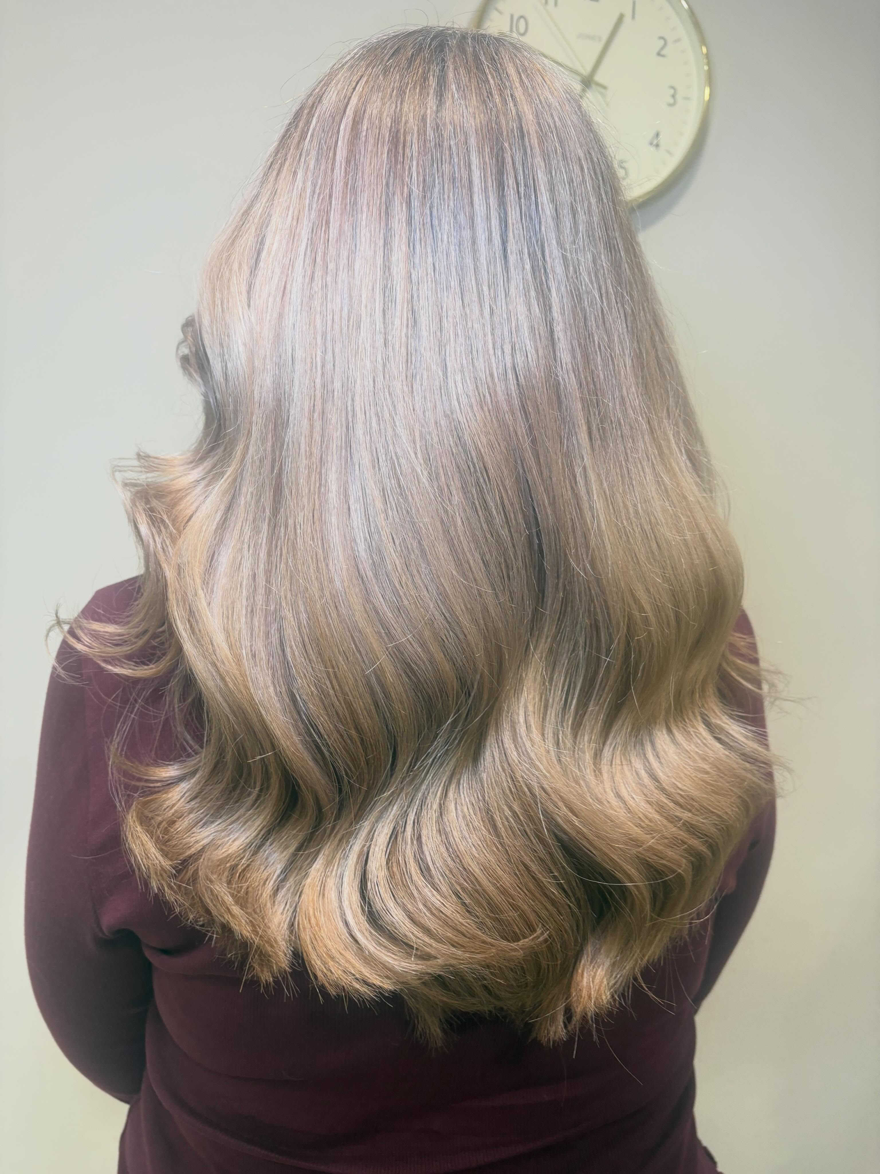 Grey blending ✨
Colour session complete with cut and finish by in salon specialist Olivia 🩶
Grey blending mimics your natural regrowth enhances depth and tones whilst eliminating harsh lines and grow out.
If your looking to start your colour change journey why not BOOK a consult with one of our team 🩶 @redken @redkenpro