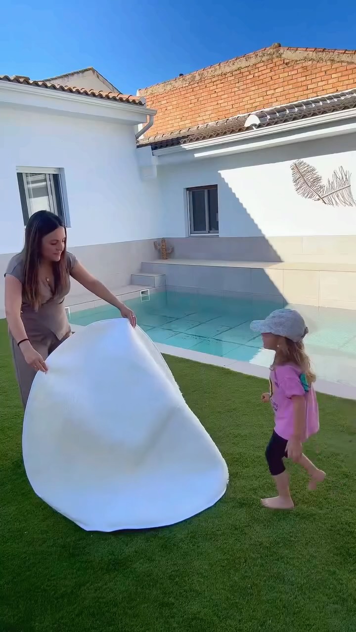 A veces no necesitan tantos juguetes… ✨
Solo un espacio suyo donde imaginar, jugar y sentirse felices 💛
Carla ya tiene su rincón favorito en el jardín 🌿 La tipi, la alfombra y mil historias dentro de ella.
Compra la tuya en nuestra web: buddybabyworld.com 🤍
Sometimes, they don’t need more toys… ✨
Just a little space of their own to play, imagine and be happy 💛
Carla found her favourite little corner in the garden 🌿 A tipi, a cosy rug and endless stories inside.
Shop yours on our website 🤍
#TipiInfantil #DecoracionInfantil #HabitacionInfantil #JuguetesInfantiles #KidsRoomDecor