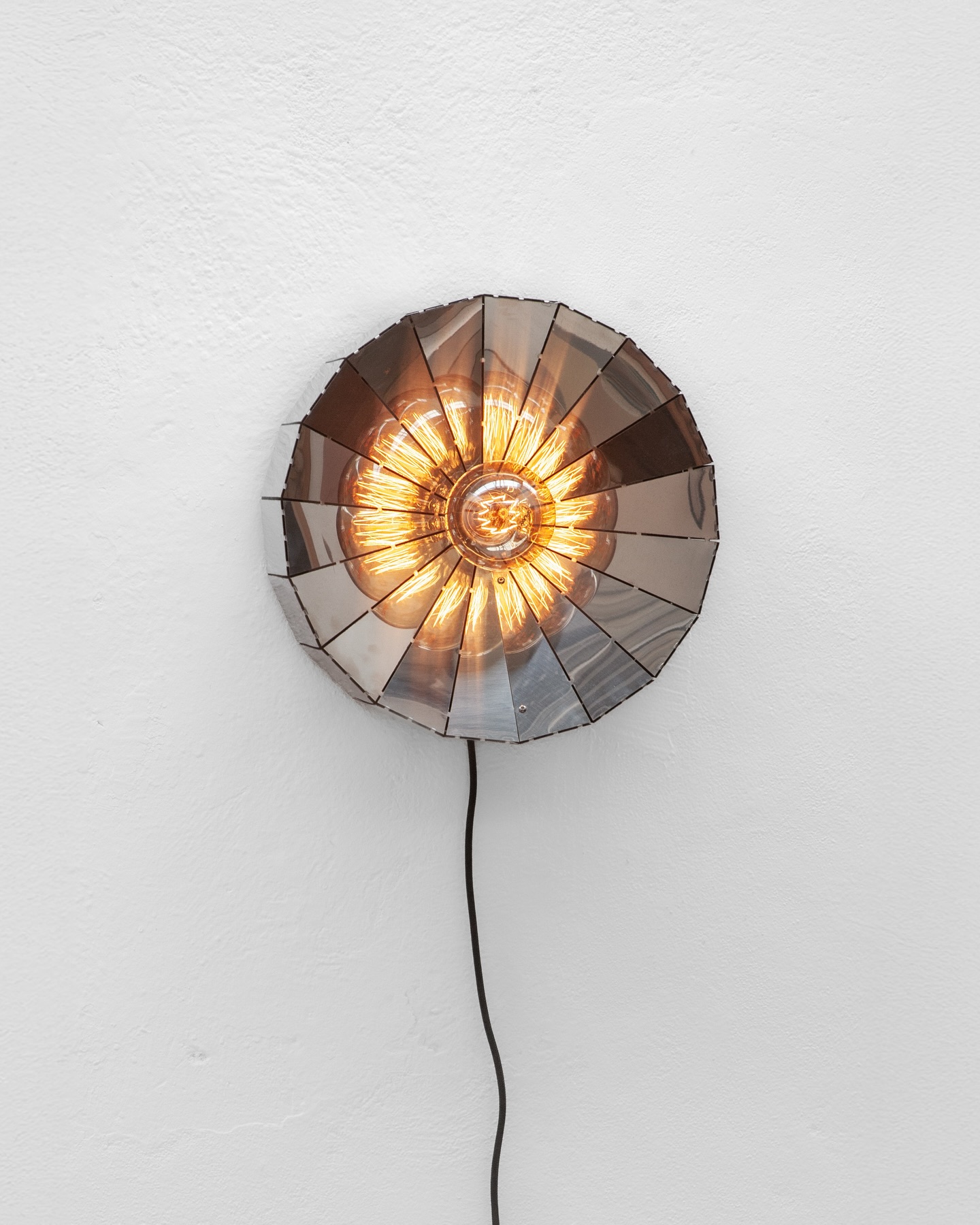 Apresentada durante a Design Week, a MINUT é uma das novidades que desenvolvemos este ano — uma variação da NUT pensada para espaços mais compactos.
Com 32 cm de diâmetro, suas dimensões reduzidas a tornam especialmente adequada para ambientes menores, áreas de circulação e situações mais intimistas, sem perder sua característica principal.
A peça explora a relação entre luz e matéria a partir de uma construção em chapa metálica polida, onde superfícies anguladas refletem e difundem a luz de forma radial.
Como um farol em um campo aberto, sua luz não apenas ilumina, mas orienta o olhar, revelando-se inédita a cada ponto de vista.
#designbrasileiro #designautoral #iluminacao #lightdesign #luminaria