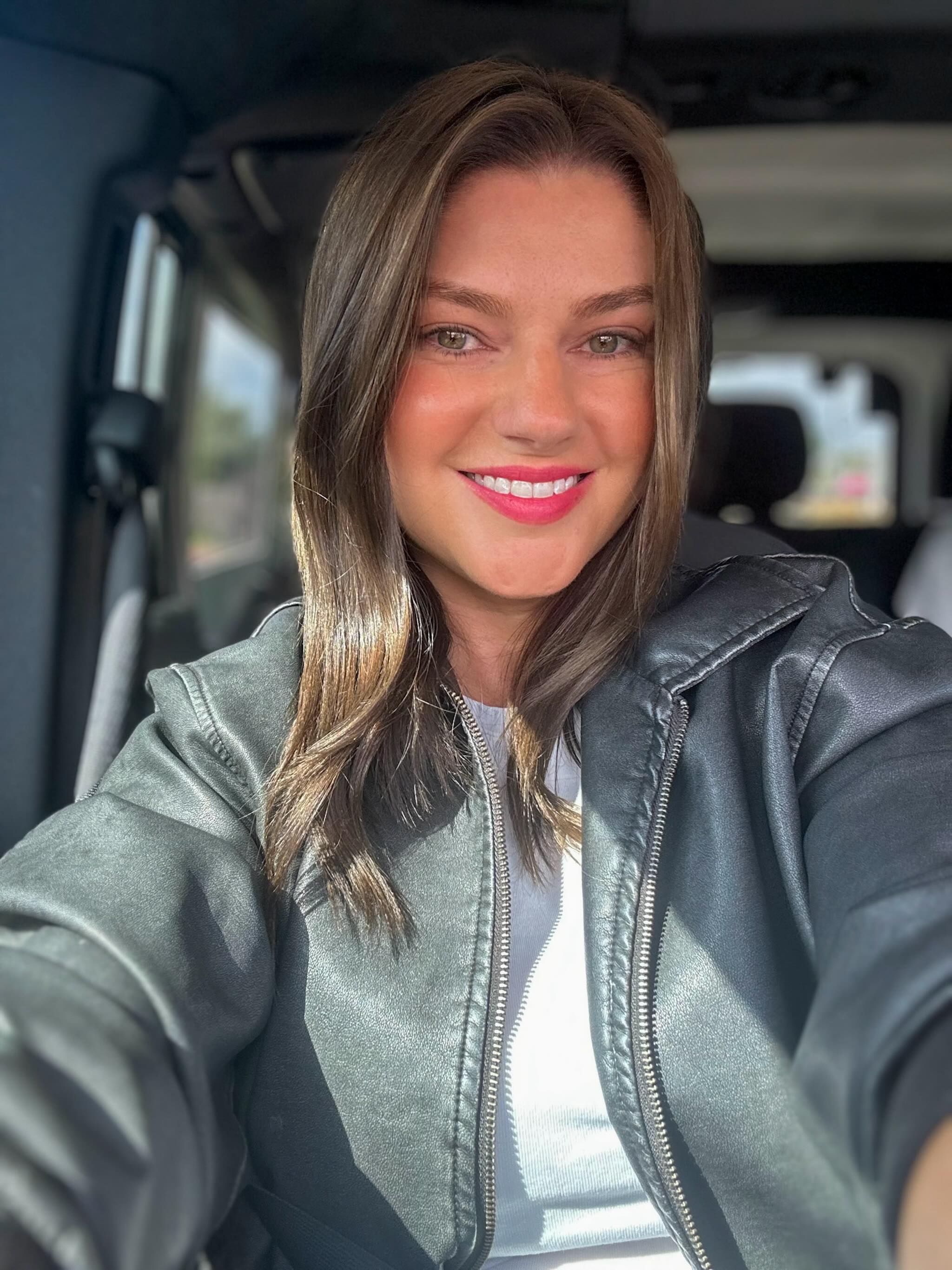A lot of high-functioning women are not actually “lost”.
They’re exhausted.
Exhausted from:
🙂↕️being everything to everyone,
🙂↕️constantly pushing through,
🙂↕️meeting expectations,
🙂↕️staying busy,
🙂↕️and ignoring their own needs for far too long.
Then one day they stop and think:
“How did I end up so disconnected from myself?”
One thing I often notice in therapy is that deep down, many women already know what they want.
A slower life.
More peace.
More meaning.
Better boundaries.
More time with the people they love.
Less pressure to constantly hold everything together.
But acknowledging those desires can feel confronting.
Because it may also mean admitting:
the life that looks successful on the outside no longer actually feels aligned on the inside.
Sometimes anxiety and burnout are not random.
Sometimes they are signs the current way of living is no longer sustainable.
Sometimes therapy is not about “fixing” yourself.
Sometimes it’s about reconnecting with yourself again 💛
If you’ve been feeling overwhelmed, anxious or disconnected from yourself lately, support is available.
Adelaide Psychologist | Online Therapy