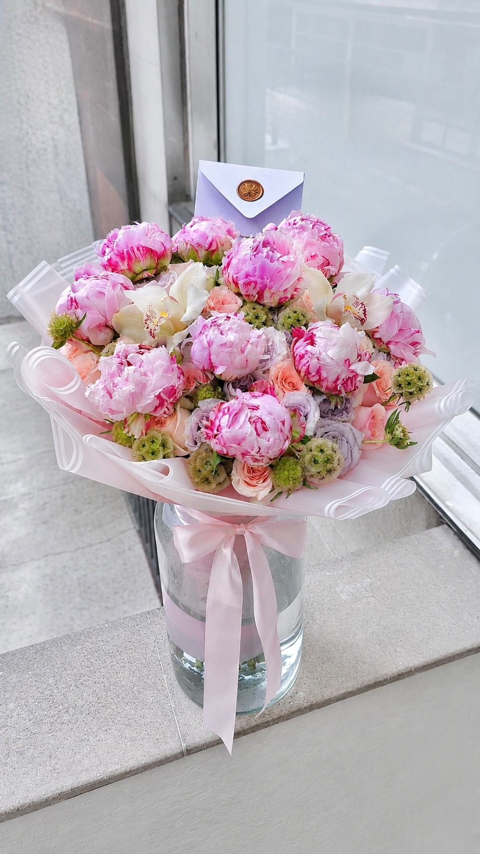 Las peonías naturales importadas son una de las flores de lujo más exclusivas y difíciles de encontrar en CDMX. Su apertura, textura y elegancia las han convertido en una de las opciones favoritas para quienes buscan regalar algo verdaderamente extraordinario en Polanco.
En Florilegio MX diseñamos arreglos florales con peonías premium importadas, creando composiciones sofisticadas inspiradas en interiorismo contemporáneo, moda y estética editorial de lujo.
Nuestros diseños florales se han convertido en una referencia para clientes que buscan flores elegantes en Polanco, regalos exclusivos en CDMX y arreglos florales premium para cumpleaños, aniversarios y momentos especiales.
Cada peonía es seleccionada cuidadosamente para lograr volumen, armonía y una experiencia visual que transforme completamente el espacio donde llega.
🌸 Peonías naturales importadas
🌷 Flores premium seleccionadas
📍Florería de lujo en Polanco CDMX
🚚 Entregas en toda Ciudad de México
#PeoniasNaturales
#PeoniasPolanco
#FloresDeLujo
#FloreriaCDMX
#FlorilegioMX