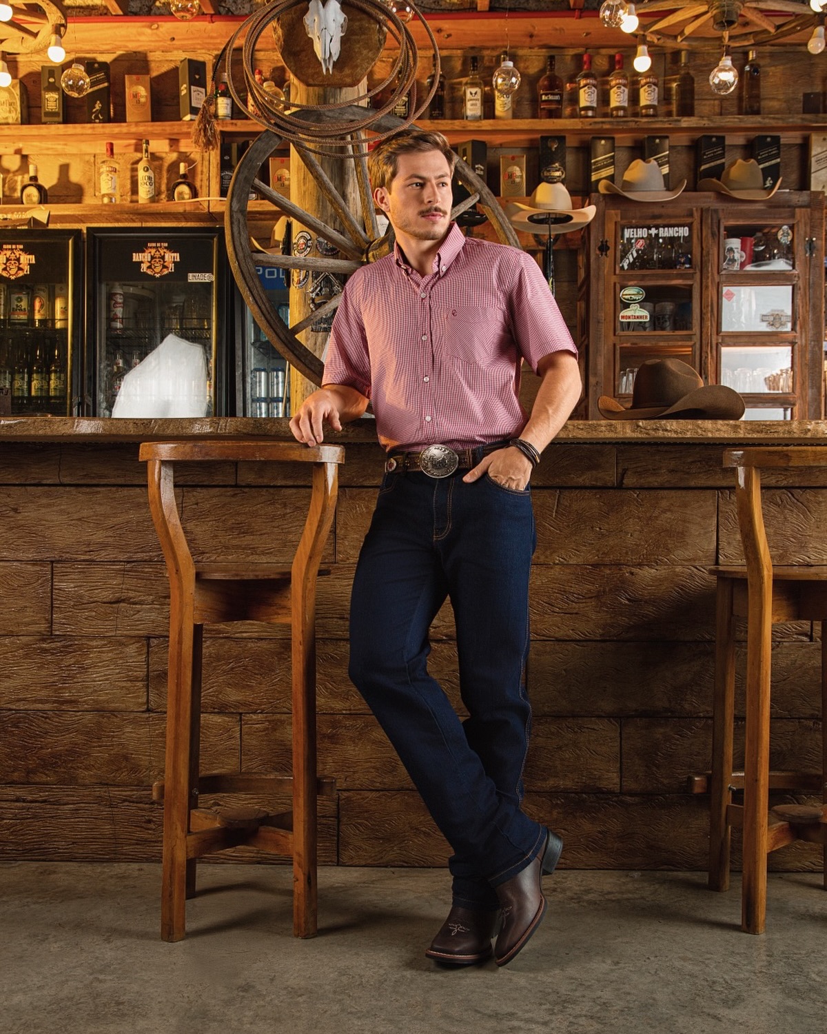 O clássico combo da Camisa Xadrez e Calça Jeans. 🤠
Um visual atemporal que nunca sai de moda. Para quem valoriza qualidade, conforto e estilo na medida certa, com a essência western do universo country.
REF: 4515 - Calça Masculina Tradicional
REF: 3083 - Camisa Masculina
#cowboy #modacountry #denim #horsehorizon