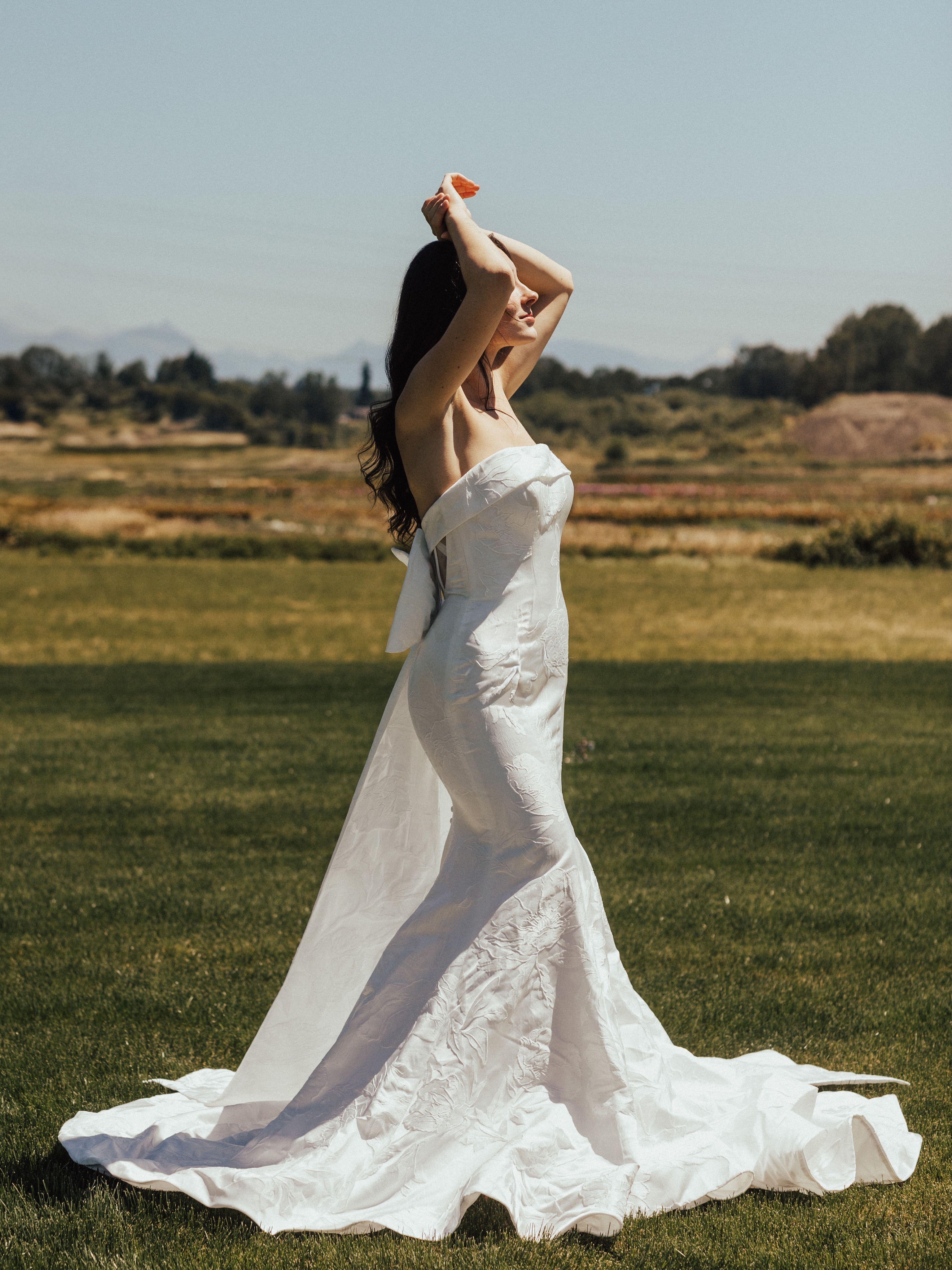 For the bride who wants effortless elegance.🤍 Clean lines, romantic details, and a silhouette that photographs beautifully from every angle. Your dream bridal look is waiting.
ELLIE is a stunning fit and flare made out of the most amazing brocade fabric. And who could say no to that detachable bow? Give us all the drama!✨
•
•
•
#ModernBride #BridalStyle #WeddingDressInspo #PNWBride #SeattleWedding