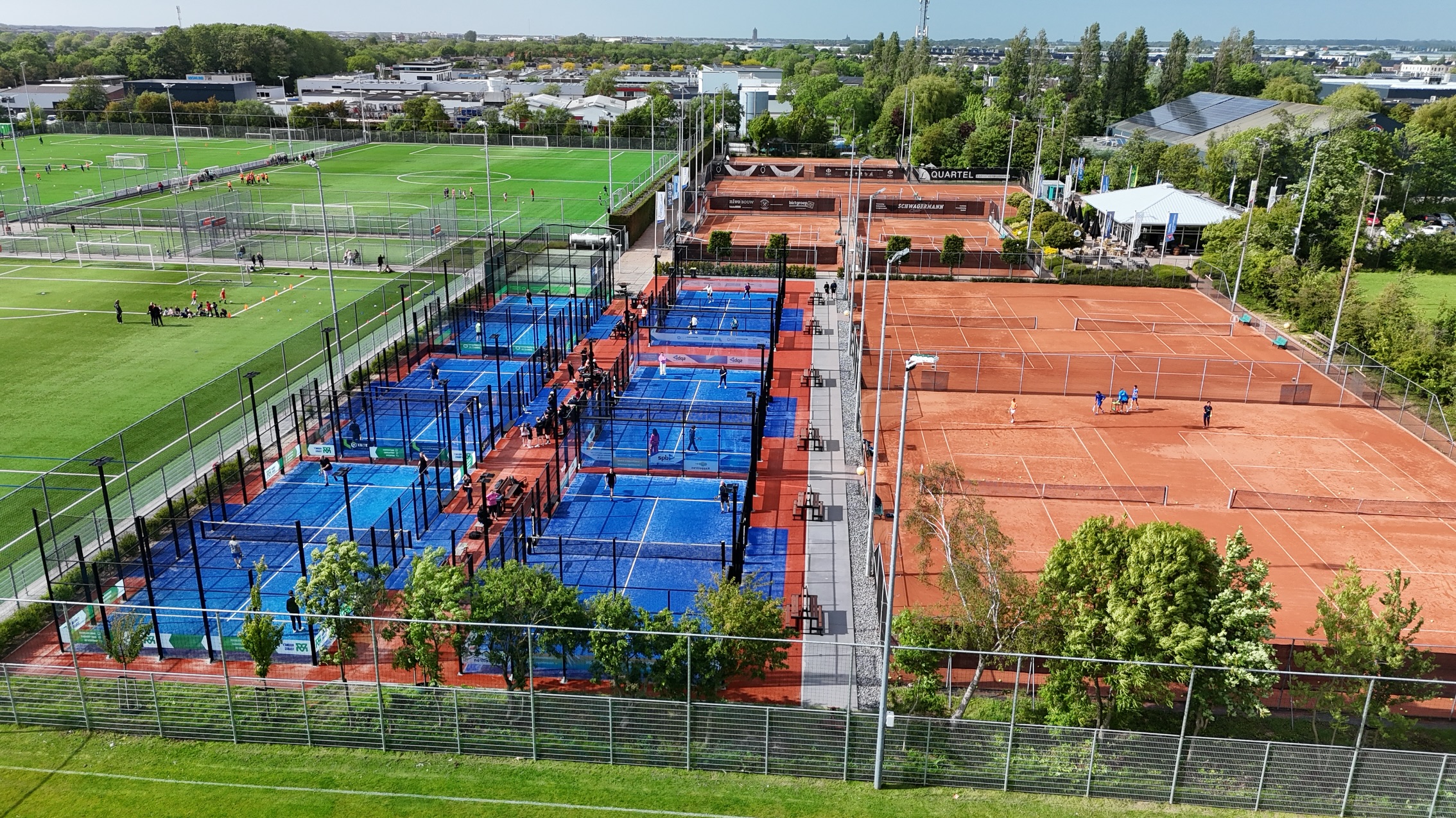 ๐ฅ @waalpartners is nog volop bezig op de padelbanen bij @ltc_sgravenzande! ๐พ๐ช
Er wordt fanatiek gestreden, gelachen en genoten van een heerlijke sportieve middag ๐๐
En alsof dat nog niet genoeg isโฆ straks sluiten we deze topdag gezellig af met een gezamenlijk diner bij @paviljoenmesamis ๐ท๐ฝ๏ธ
Sport, sfeer en gezelligheid โ precies waar padel om draait! ๐
#padel #waalpartners #padel2move #ltcsgravenzande #teambuilding