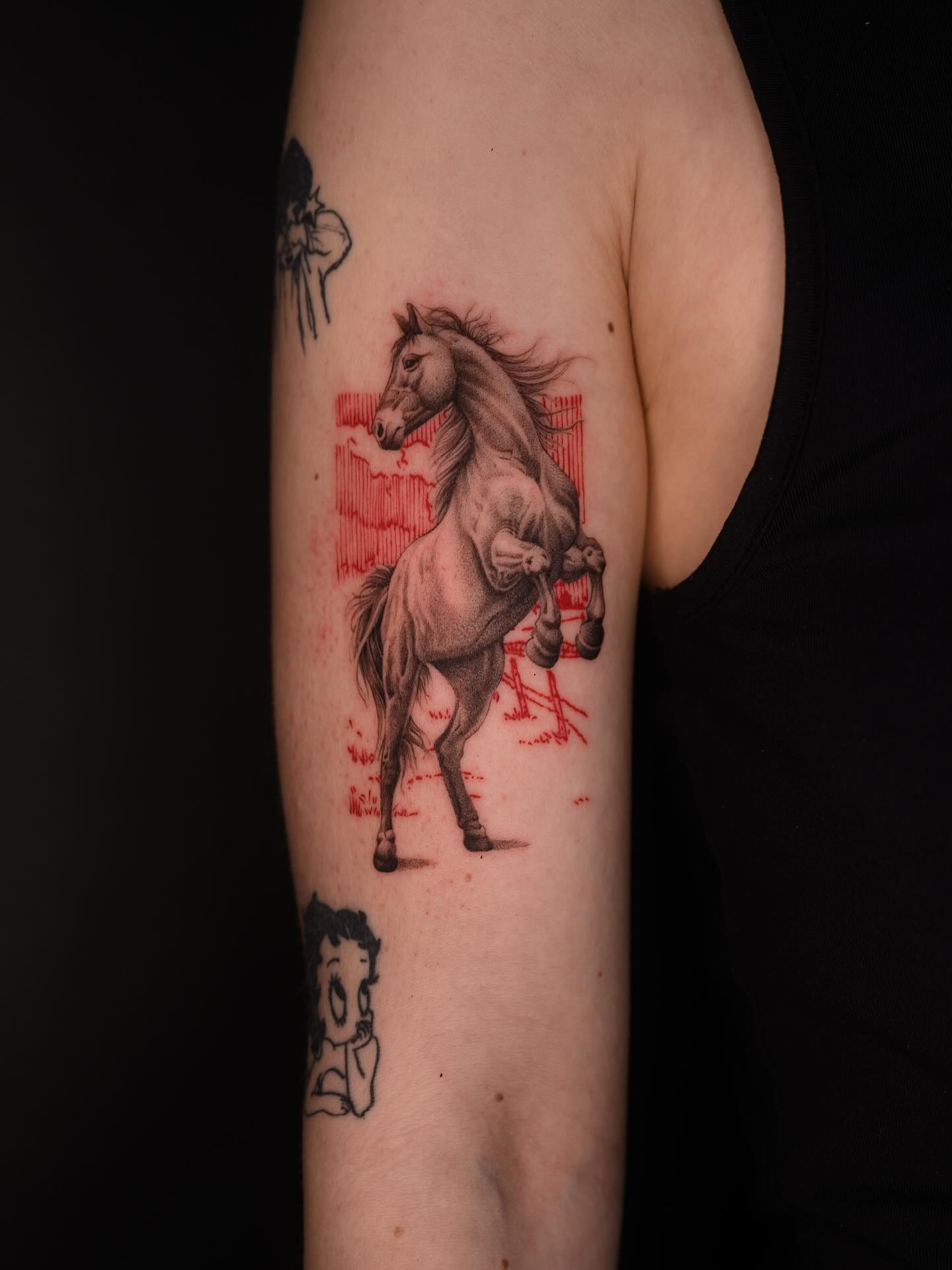 Yet another masterpiece from @rivorannaveski.tattoo
Beautiful and detailed horse with a red accent background 🤌🏻🤌🏻
#microrealismtattoo #redandblacktattoo #copenhagentattoo #tattoostudiocopenhagen horestattoo
