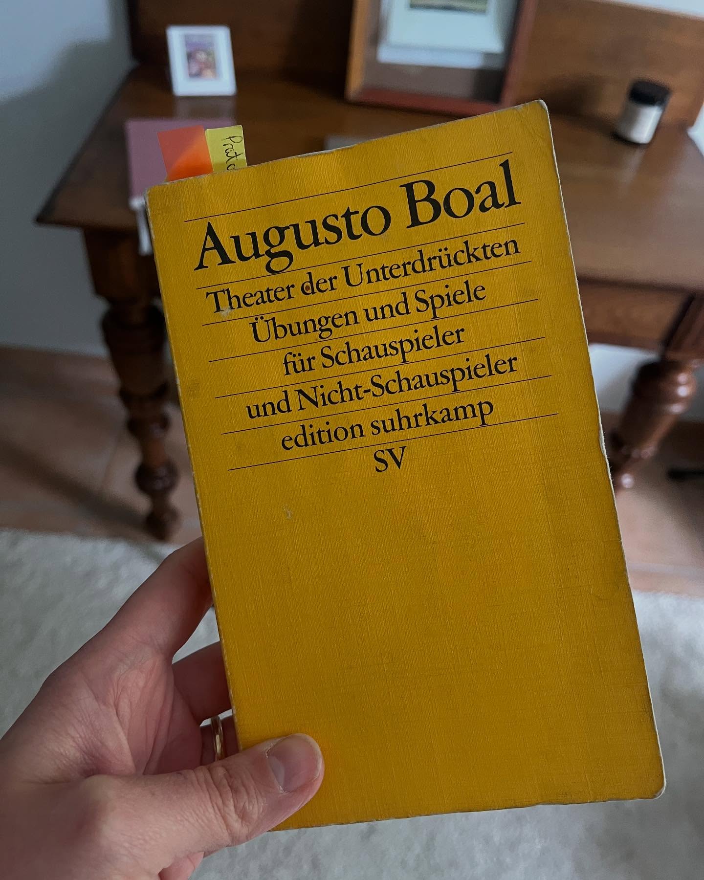 Konflikte löst man nicht im Kopf. Sondern im Körper.
Ich habe wieder angefangen, stärker mit Forumtheater zu arbeiten 🎭
Eine Methode, die mich schon im Studium geprägt hat: Augusto Boal und sein Theater der Unterdrückten.
Auf dem Foto halte ich eines der Grundlagenbücher dazu in der Hand 📖
Im Forumtheater werden Konflikte nicht nur besprochen.
Sie werden gespielt!
Verdichtete Szenen aus echten Situationen aus Schule, Organisationen oder Teams.
Die Szene wird bis zur Eskalation gespielt - dann FREEZE.
Die Moderation stoppt und fragt ins Publikum:
„Was könnten wir anders machen?“
Menschen entwickeln Lösungsideen und steigen selbst in die Szene ein.
Sie übernehmen Rollen und spielen ihre Idee direkt aus.
Und plötzlich verändert sich etwas:
Nicht nur die Situation.
Sondern das Erleben der Situation.
Nicht im Kopf.
Sondern im Körper.
Ich arbeite so seit vielen Jahren mit Jugendlichen, Schulen und Führungskräften.
Manchmal in voller Form, manchmal in einer reduzierten Version, wenn Organisationen einen behutsamen Einstieg wählen.
Aber selbst dann passiert etwas:
Menschen erleben Handlungsspielräume nicht nur Gedanken darüber 💡
Konflikte lösen sich selten durch bessere Argumente.
Sondern durch neue Erfahrungen im Tun.
Und genau deshalb ist Forumtheater für mich mehr als eine Methode.
Es ist ein Erfahrungsraum 🌿
Wo bräuchten wir heute mehr davon?