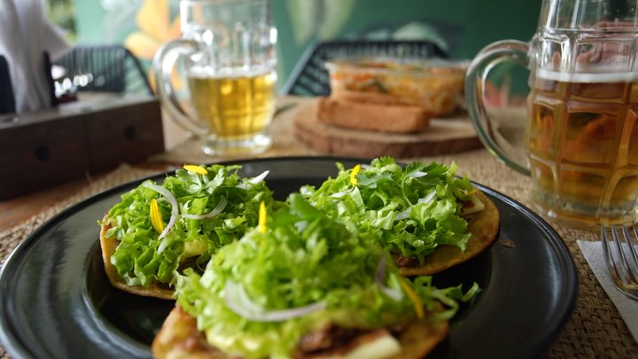 🌽✨ Deléitate con Nuestras Tostadas de Maíz 🥑
Ven y disfruta de nuestras deliciosas tostadas de maíz con bondiola y guacamole. Perfectas para compartir, ofrecemos 3 tostadas por solo 35K.
Este plato combina lo mejor del maíz con la suculenta bondiola y el sabor fresco del guacamole. ¡Una opción ideal para satisfacer tu antojo mientras te conectas con la naturaleza en Paraíso Verde!
¡Te esperamos para que las pruebes! 🌿🍽️
ENG/
🌽✨ Delight in Our Corn Toasts 🥑
Come and enjoy our delicious corn toasts with pulled pork and guacamole. Perfect for sharing, we offer 3 toasts for just 35K.
This dish combines the best of corn with succulent pulled pork and the fresh flavor of guacamole. It’s an ideal option to satisfy your cravings while connecting with nature at Paraíso Verde!
We can’t wait for you to try them! 🌿🍽️
#ParaísoVerde #Gastronomy #CornToasts #DeliciousFood #LocalFlavor
