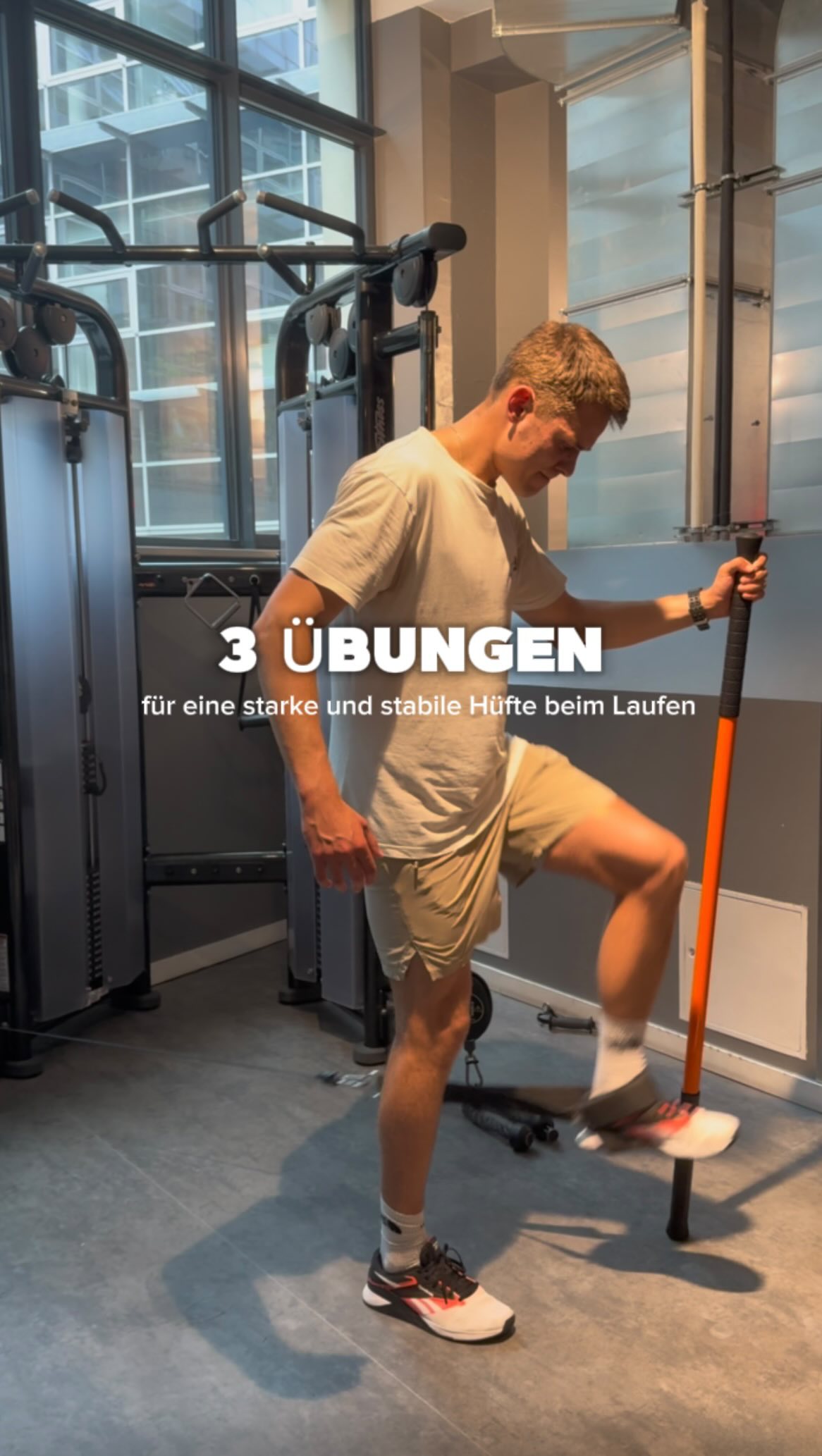 3 Übungen für eine stärkere und stabilere Hüfte
Einer meiner neuen absoluten favorites im Training.
Die Übungen erfüllen mehrere Vorteile:
👉 Training im gesamten Bewegungsradius möglich
👉 Einfach die Übung progressiv schwerer zu machen (Gewicht erhöhen)
Gerade zum Beispiel bei der Hüft-Beugung kommt man ideal in eine Hüft-Streckung / Vordehnung am Anfang der Bewegung. Das ist nicht so einfach zu erreichen bei vielen anderen Varianten.