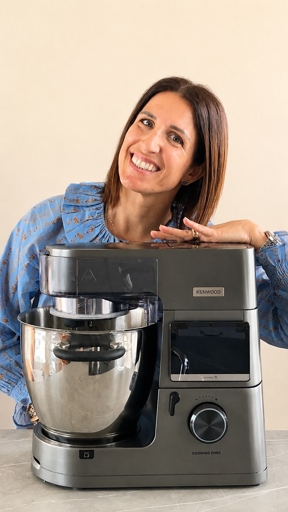 Sono felicissima di dirvi che sono diventata Ambassador di Kenwood Cooking Chef 🤍✨
E soprattutto… che finalmente ho trovato un nuovo migliore amico in cucina.🍴
Per festeggiare insieme a voi c’è una promo davvero super 👇
1️⃣ Se acquistate un Cooking Chef dal mio link in bio (o dalle storie in evidenza “Kenwood”) e utilizzate il codice VALIGIA, riceverete in OMAGGIO 3 accessori Kenwood a vostra scelta, per un valore totale di 500€!
(Oltre a tutti gli accessori già inclusi con la macchina 🤍)
2️⃣ Avete già una planetaria Kenwood?
Con il codice sconto VALIGIA avete il 20% di sconto su tutti gli accessori Kenwood.
3️⃣ 💳 È disponibile anche il pagamento dilazionato.
Da quando è arrivato nella mia cucina lo sto usando davvero per tutto: impastare torte, pane e pizza, preparare primi e secondi di ogni tipo, fare cotture lente o a vapore… e con gli accessori giusti si può anche tritare, creare pasta fresca e sfoglie fatte in casa.
In più ci sono già tantissime ricette integrate all’interno del Cooking Chef, ma potete anche realizzare qualsiasi vostra ricetta preferita ✨
Lui cucina… e voi nel frattempo potete fare altro 🙌
Trovate tutto nel link in bio e nelle mie storie in evidenza “Kenwood” ✨
#Kenwood #CookingChef #adv #valigiainfarinata
#chocοcake
planetaria kenwood cooking chef impasti fatti in casa cucina facile ricette homemade accessori kenwood food creator cucina creativa robot da cucina lievitati dolci fatti in casa pasta fresca pane fatto in casa
