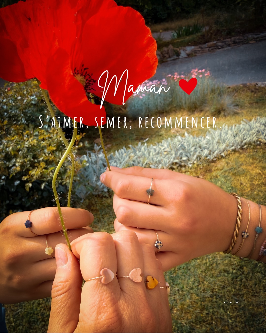 🌈 Il y avait cette envie…
de créer quelque chose de simple, de doux, de profondément symbolique. Rien d’extravagant. Parfois (souvent) la simplicité est élégante et transmet l’émotion juste.
✨ S’aimer, semer, recommencer ✨
Des petits cœurs, des petites fleurs,
des pierres naturelles choisies pour leurs nuances colorées autant que pour ce qu’elles racontent.
Des bijoux délicats à porter comme des intentions,
des liens, des pensées que l’on garde près de soi 🤍
Des petites nouveautés à l’approche de la fête des mamans, mais au fond, elle parle surtout d’amour sous toutes ses formes.
De ces personnes qui nous accompagnent, nous rassurent, nous font grandir.
De ces liens invisibles mais précieux qui traversent le temps.
Chaque pierre possède ses vertus, son énergie particulière…mais je crois surtout aux attirances instinctives.
À cette pierre vers laquelle on revient sans trop savoir pourquoi.
Celle qui résonne avec une émotion, un souvenir, une personne aimée ✨
Et puis il y a cette idée que j’aime beaucoup :
porter un bijou comme un petit morceau du lien qui nous unit.
Alors elles sont aussi proposées en duo mère-fille,
comme une douce façon de se garder un peu l’une avec l’autre 🤍
Chuchote moi en 💬 celle que tu préfères? Bague ou bracelet? Quelle pierre/couleur?
Disponible sur le site www.elluce.fr
« Nouveautés » ou sélection « fête des mamans »
Disponibles aussi à la boutique BÔ & cie @bo_et_cie
Bague anneau or laminé 14k, bague pierres naturelles
Bracelet cordon et pierres naturelles
Pierres naturelles forme cœur et forme petite fleur: jaspe mokaite, jaspe rose, jaspe dalmatien, serpentine jaune, aventurine, lepidolite
Cadeaux fête des mères, cadeaux fête des mamans
#fêtedesmeres #fetedesmamans #bijouxfetedesmeres #villedepau #paumaville
